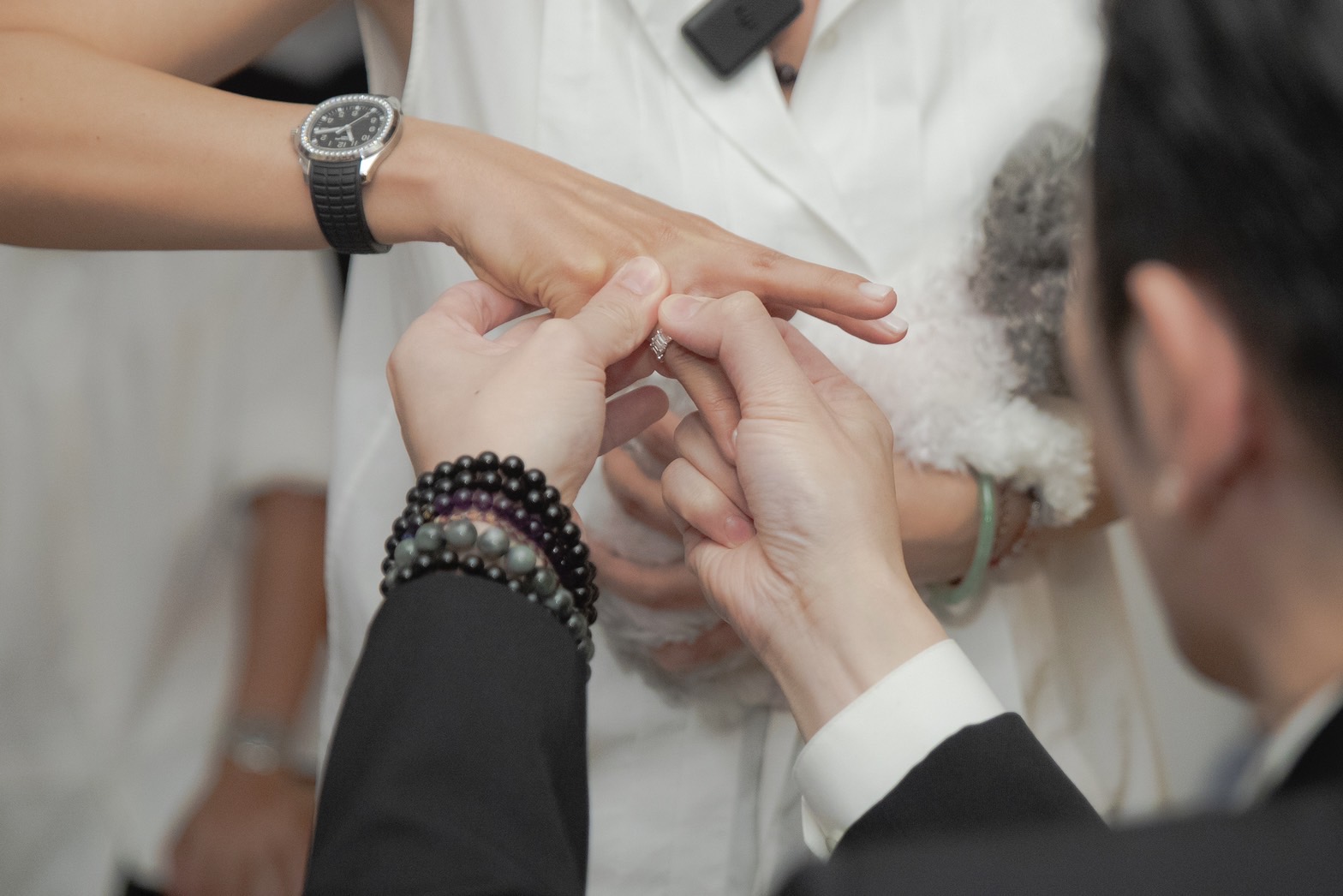 蕭敬騰求婚成功，將戒指套牢林有慧。（喜鵲提供）