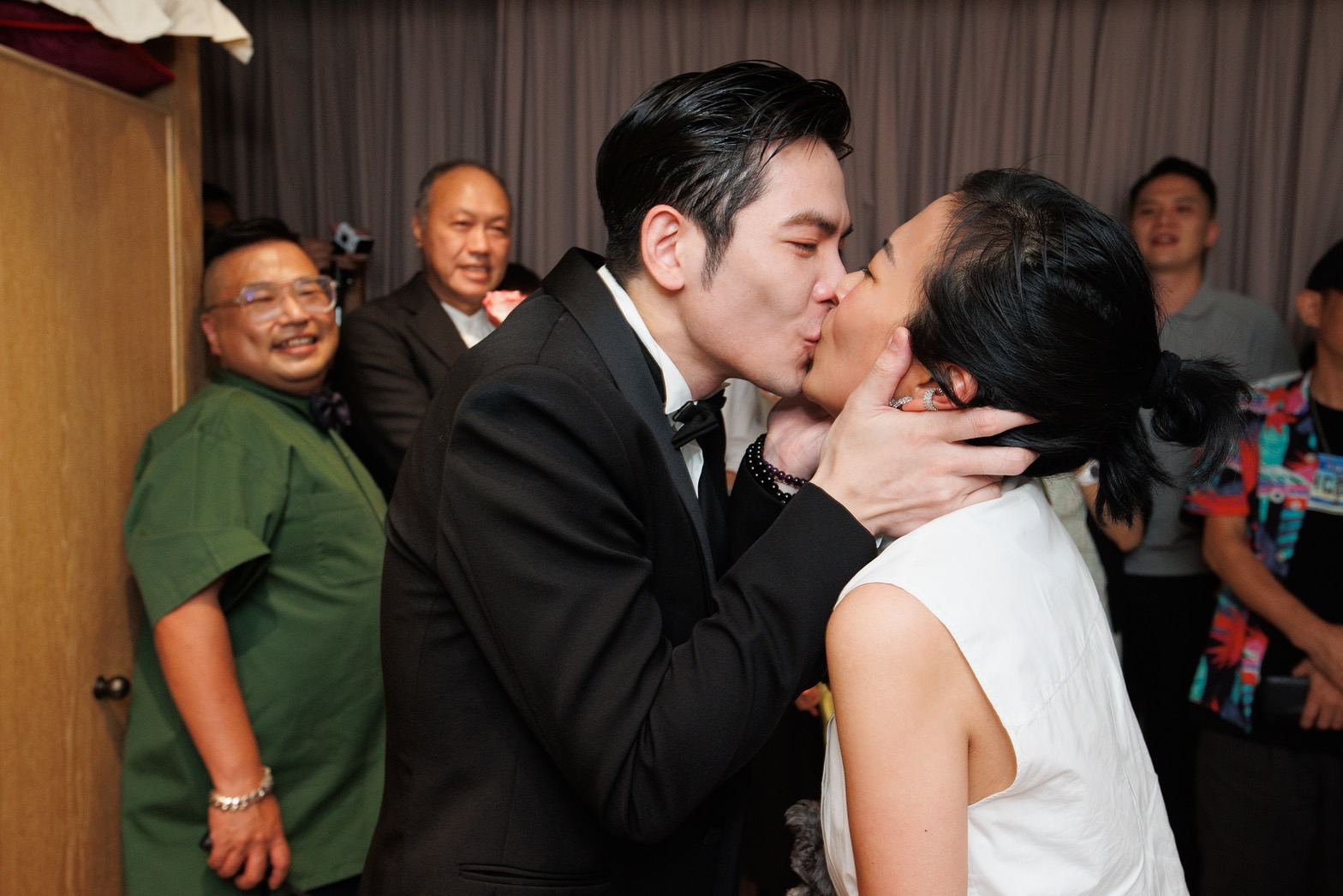 蕭敬騰深吻Summer 5秒鐘。（喜鵲娛樂提供）