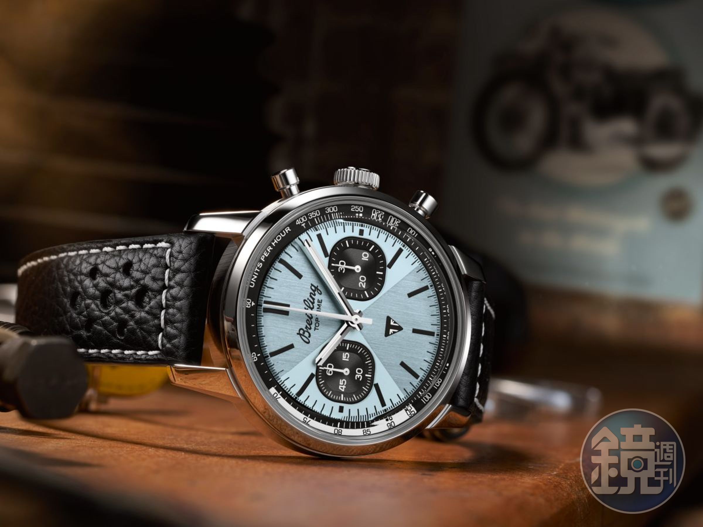 BREITLING百年靈發表全新Top Time摩托車文化錶款，此為與英國頂級重機品牌凱旋（Triumph）的聯名款，定價約NT$236,000。