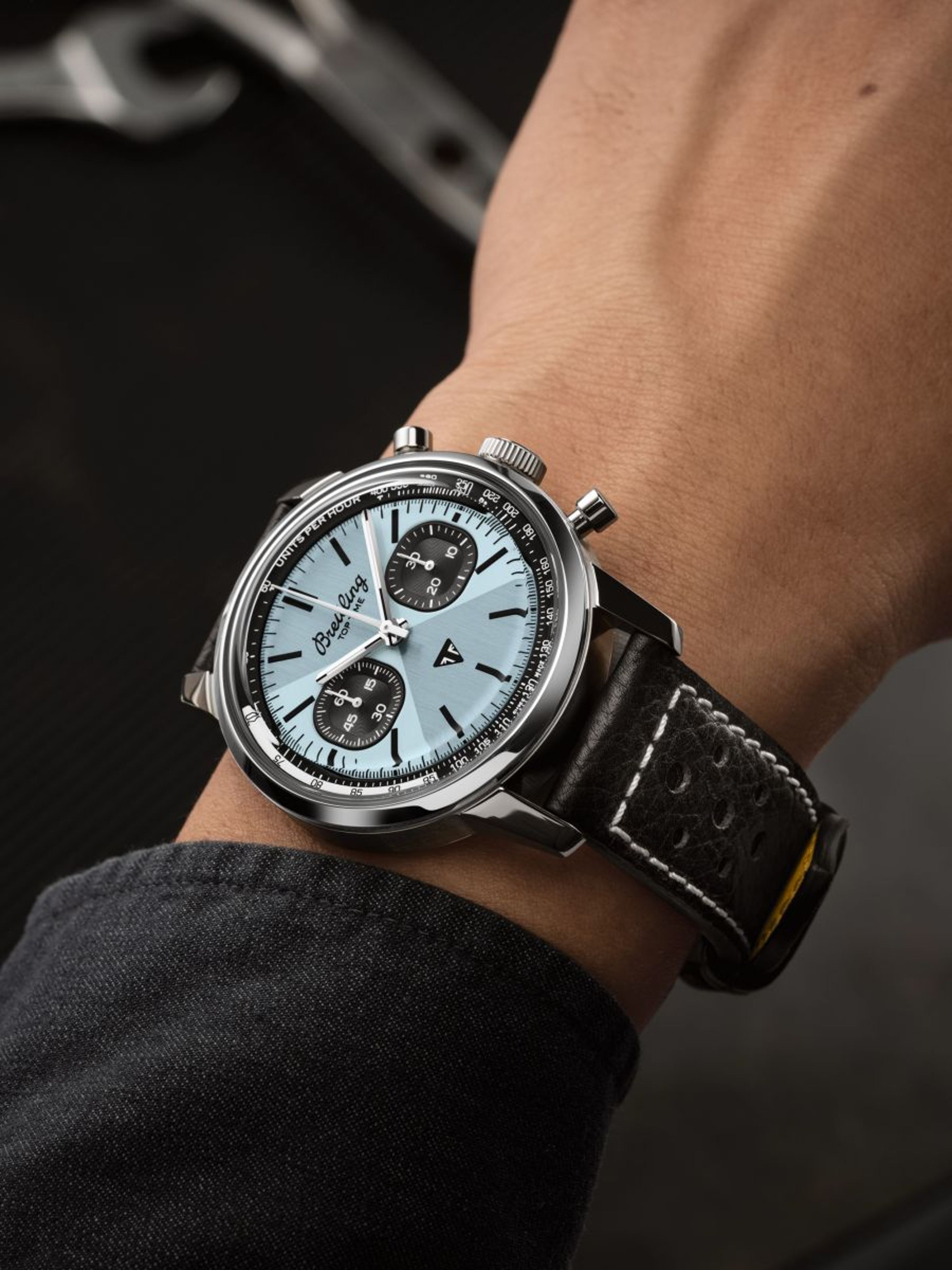 BREITLING百年靈全新Top Time與英國頂級重機品牌凱旋（Triumph）的聯名款，以冰藍色與「蒙面盤蘇洛」圖紋，共同展現二個品牌的特色。