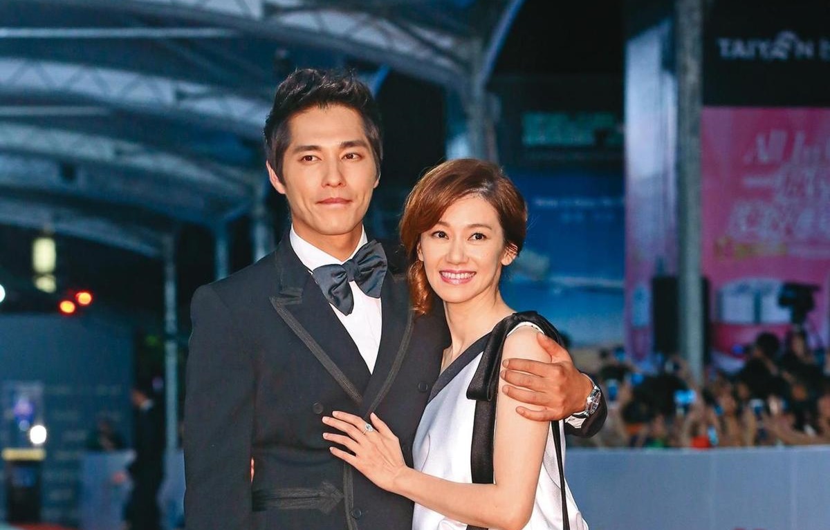 周幼婷（右）在和藍正龍（左）辦完離婚手續後，據悉將搬離兩人曾經的愛巢，要搬回婚前居住的大直。（本刊資料照）