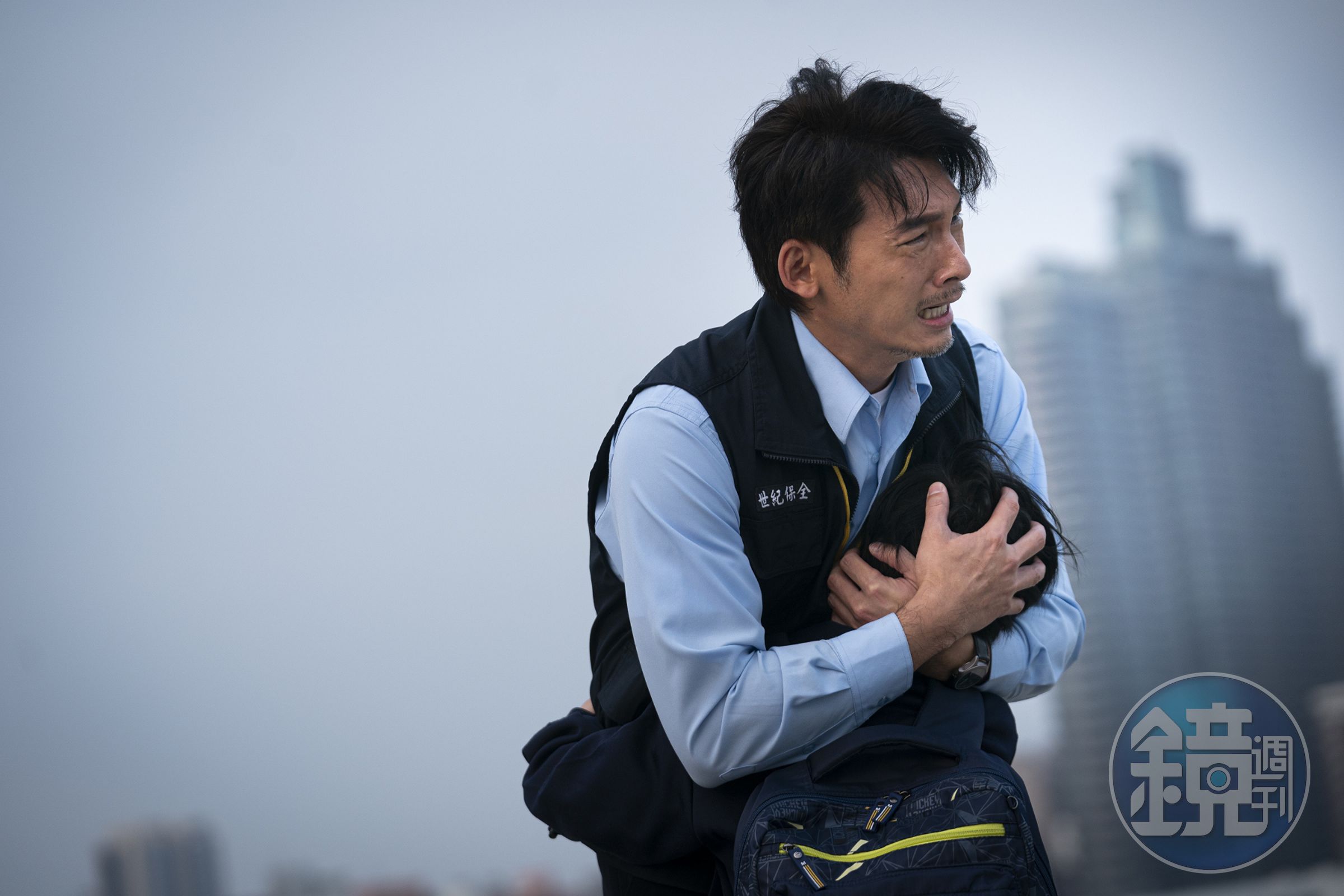 港口這場戲擁著童星陳少卉大哭，搭配海風、海景，令温昇豪印象超深刻。（采昌提供）