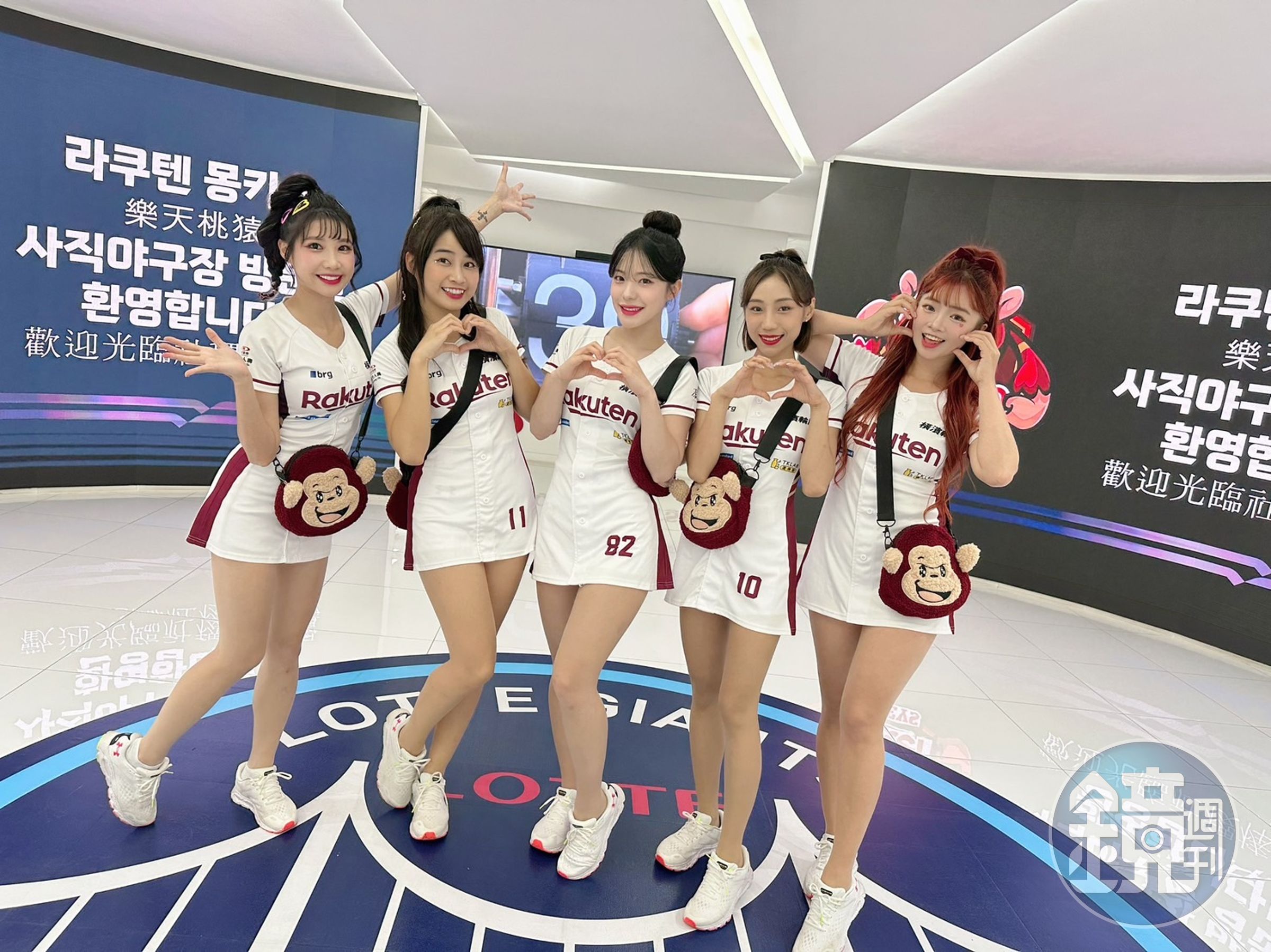 樂天女孩副隊長曲曲（右一）領軍李多慧（中）、陳伊（左二）、筠熹（左一）及卉妮（右二）前往LOTTE GIANTS釜山社稷球場擔任表演嘉賓。（樂天桃猿球團提供）