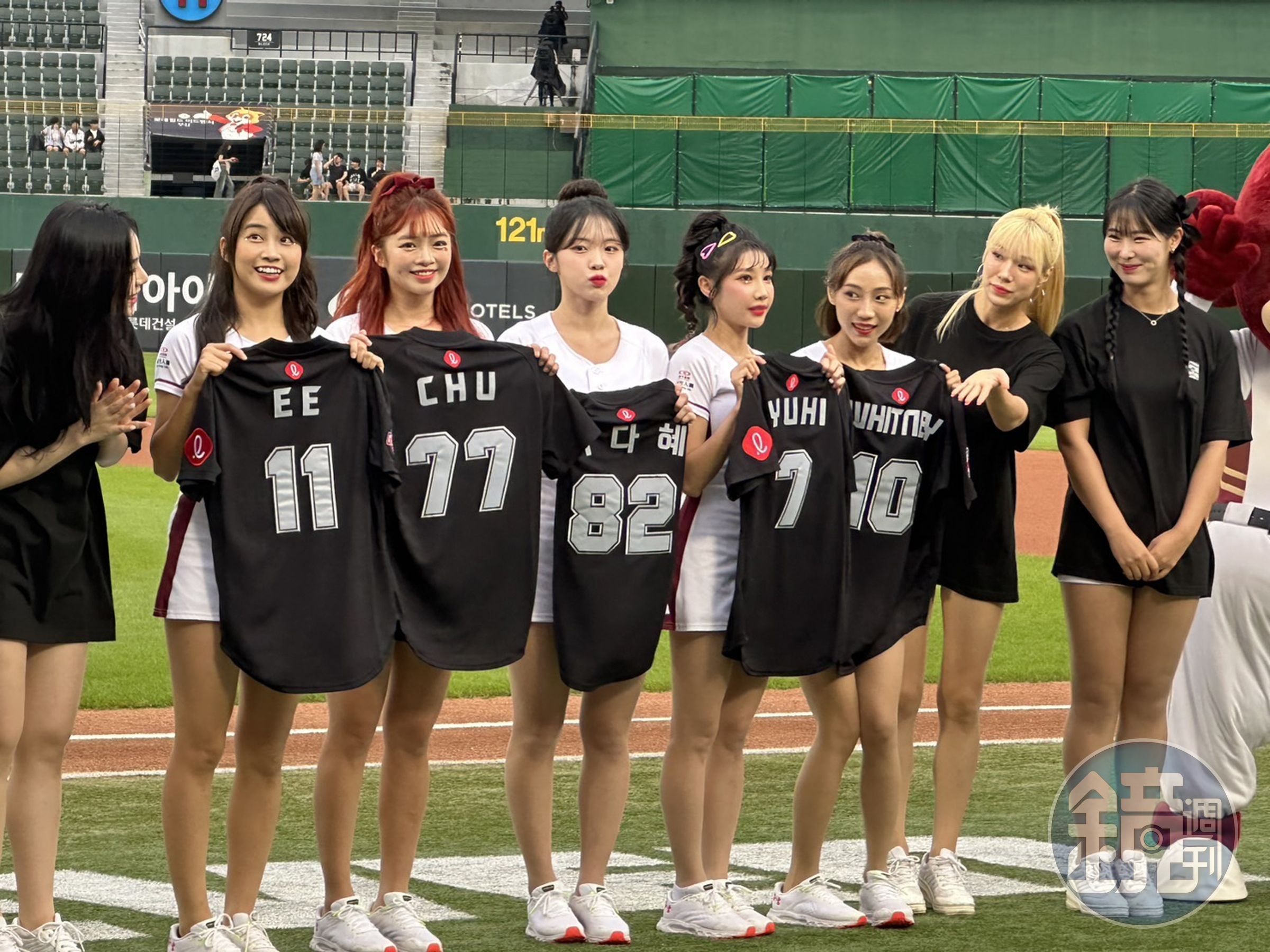 LOTTE GIRLS贈送球衣給樂天女孩。（樂天桃猿球團提供）