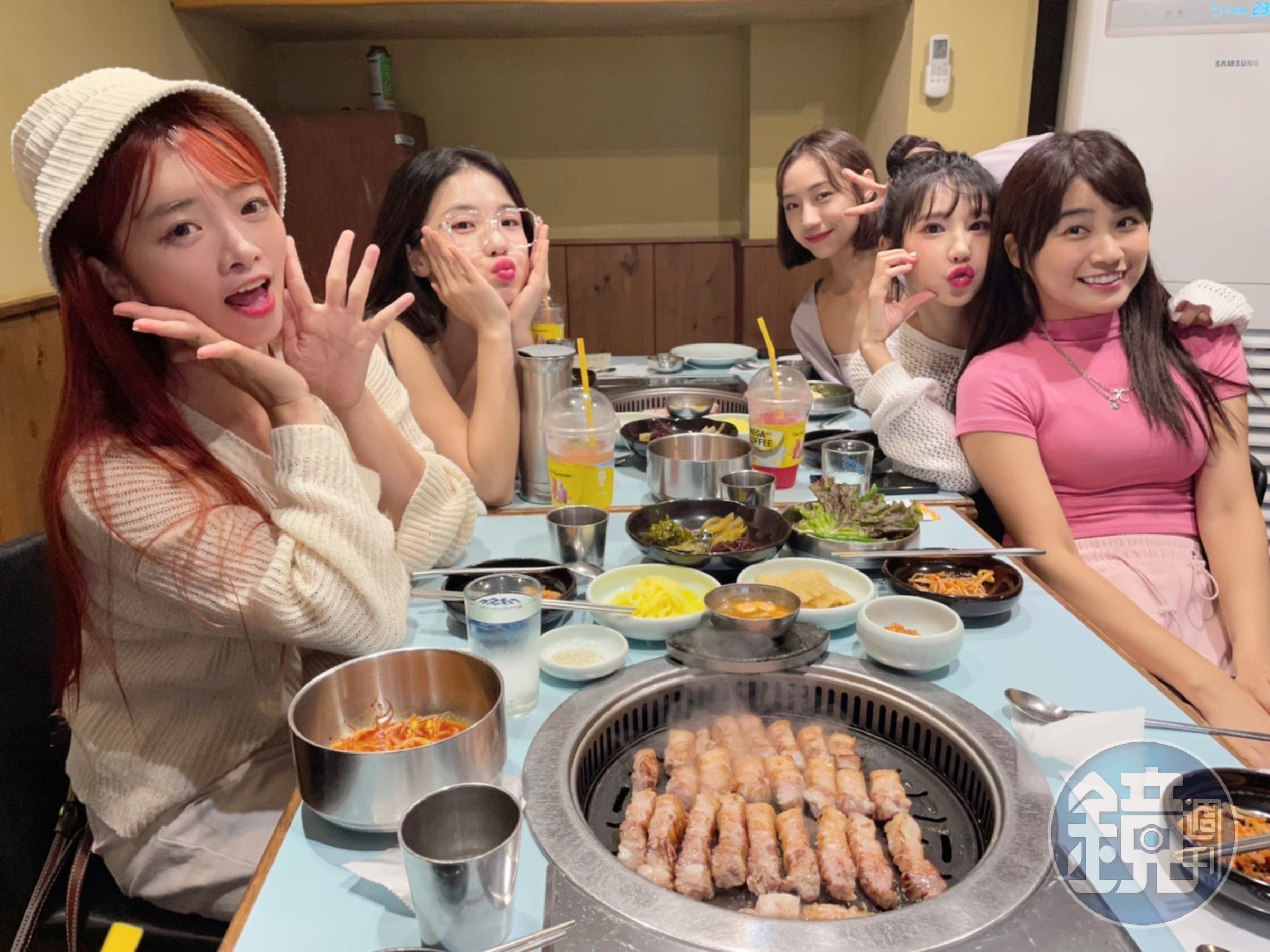 李多慧盡地主之誼，帶樂天女孩吃道地韓國燒肉。（樂天桃猿球團提供）