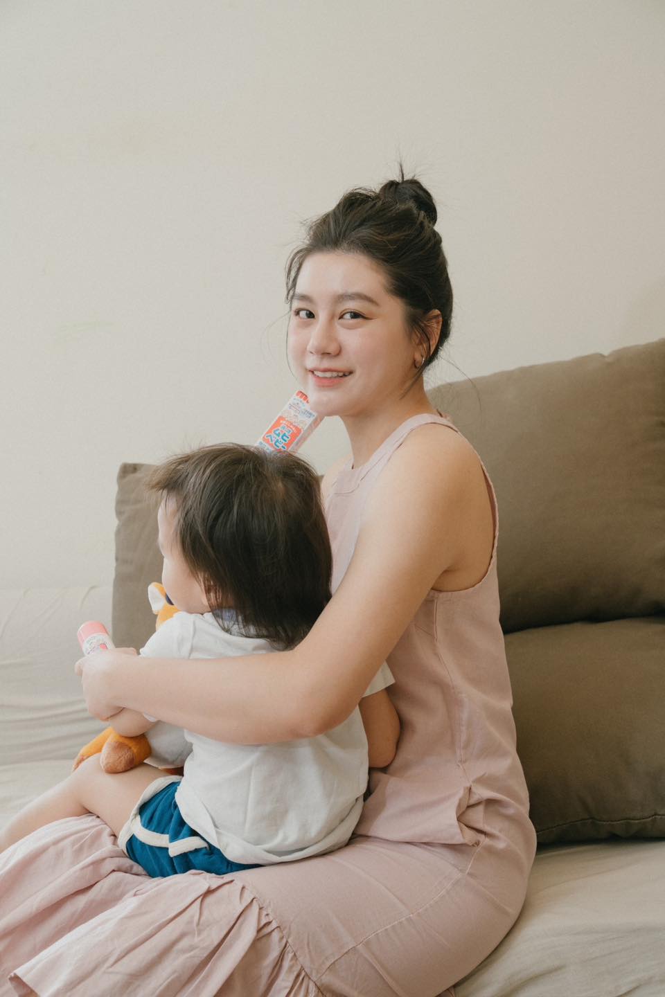 小蠻稱專注育兒,等他睡了才有空碰手機,才發現許多媒體朋友私訊詢問關於大牙爆料。(翻攝臉書)