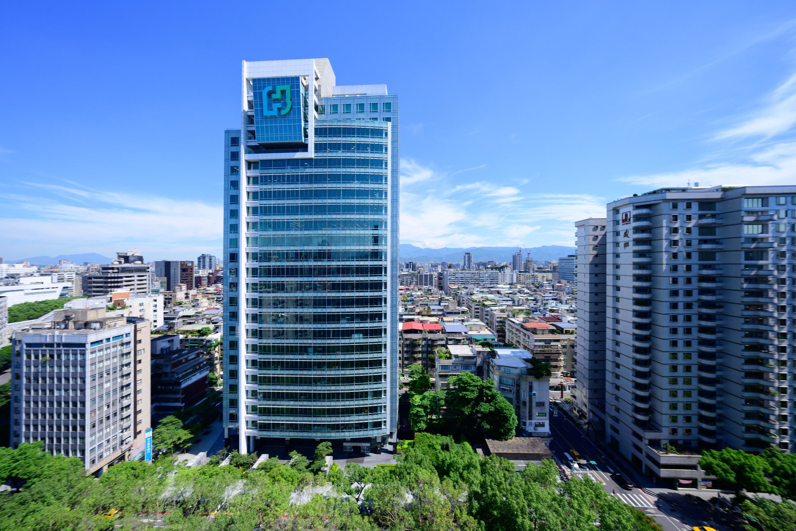 富邦金控子公司台北富邦銀行、富邦產險及富邦證券與綠電業者寶晶能源旗下子公司城市發展電業簽署綠電採購合約。（富邦金控提供）