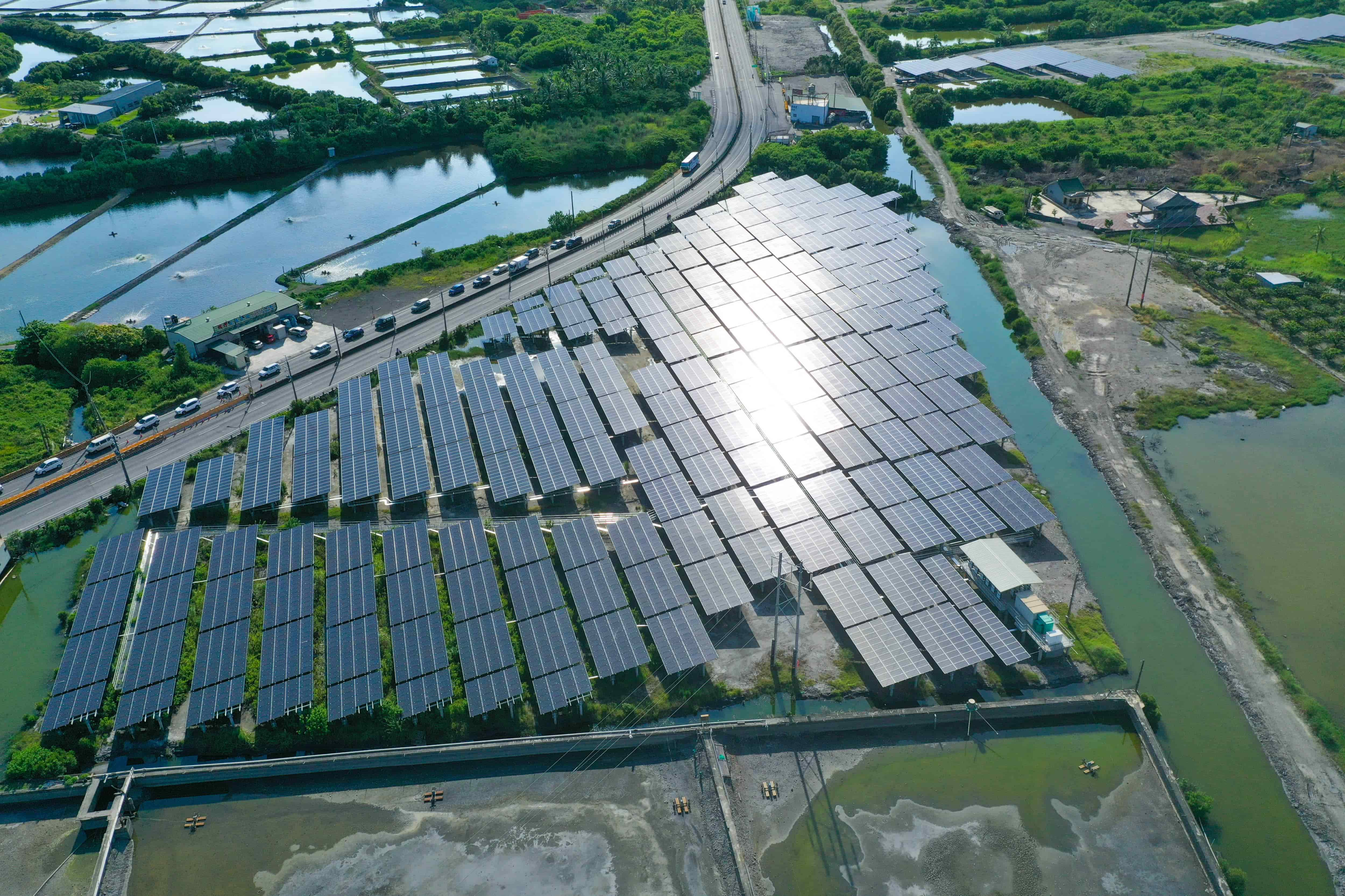 根據採購合約,寶晶能源旗下子公司城市發展電業將提供富邦金控439.1萬度太陽能綠電。(富邦金控提供)