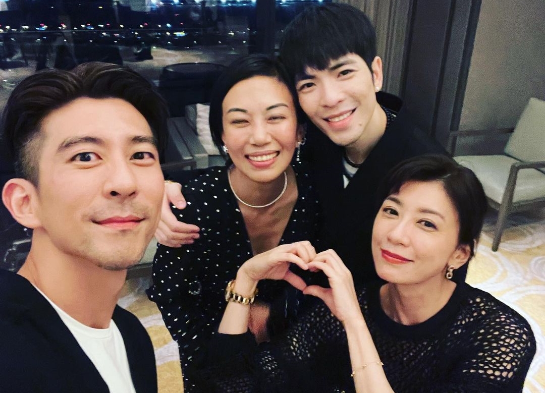 賈靜雯發出的與蕭敬騰、Summer合照，第一張就是Summer「ㄆ一ㄚ」眼的瑕疵照。（翻攝自賈靜雯IG）