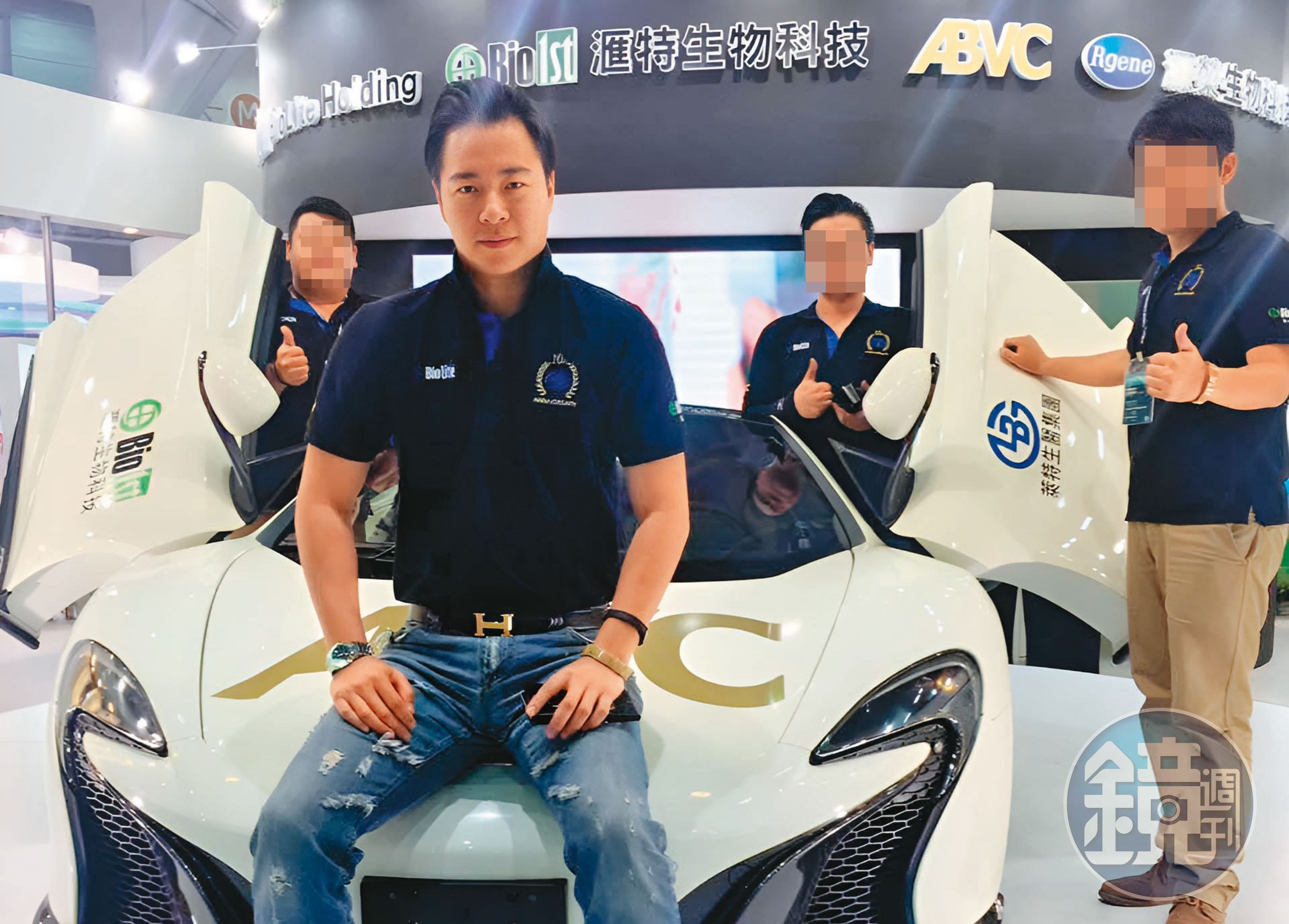2016年江以進(前)包下生技展16個攤位,找來車模大秀要價千萬元的限量跑車,讓當年度生技主題完全失焦。(翻攝臉書)