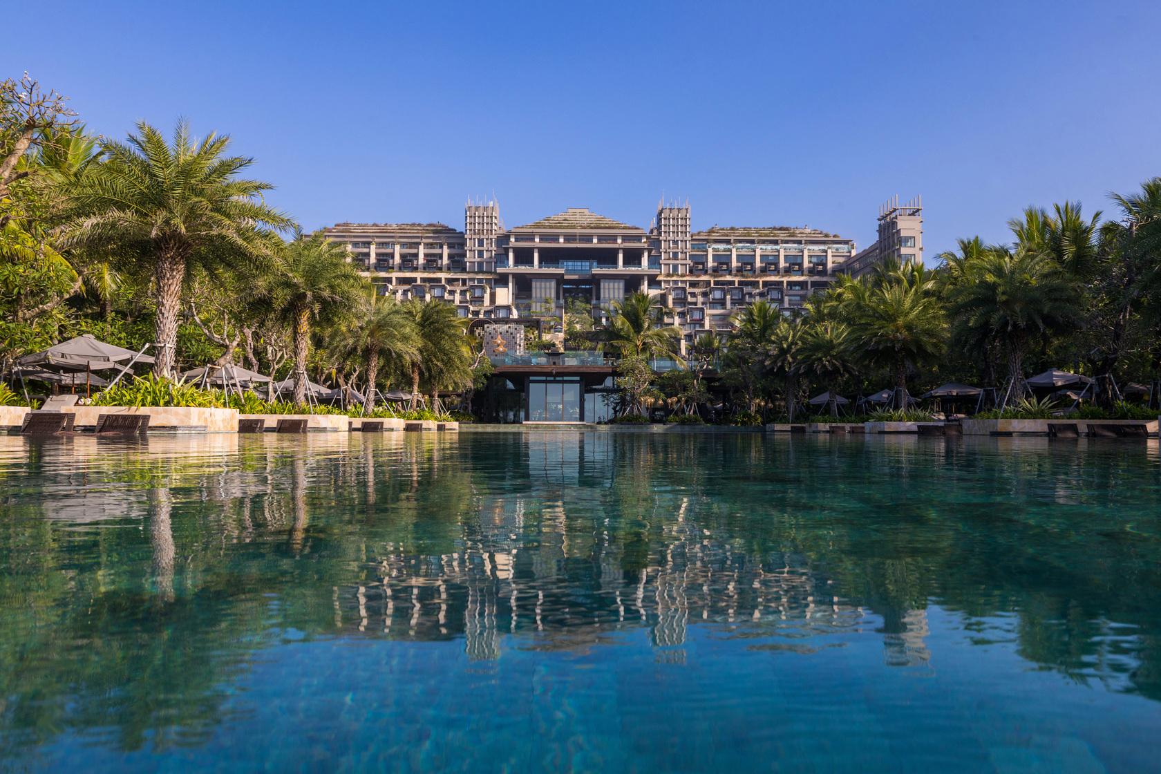 「峇里島阿普爾瓦凱賓斯基酒店」順坡而下的建築靈感源自峇里島千年梯田灌溉系統「Subak」。