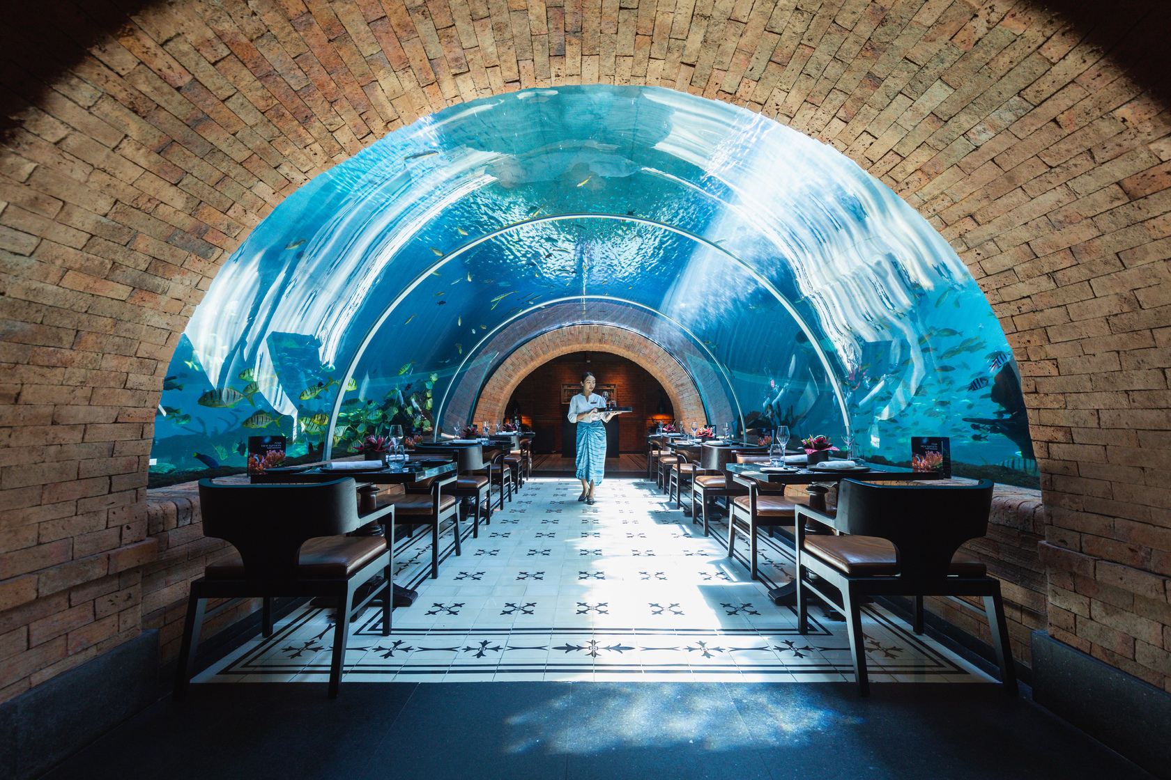 水族館才能看見的海底隧道，凱賓斯基酒店也把它搬進來。