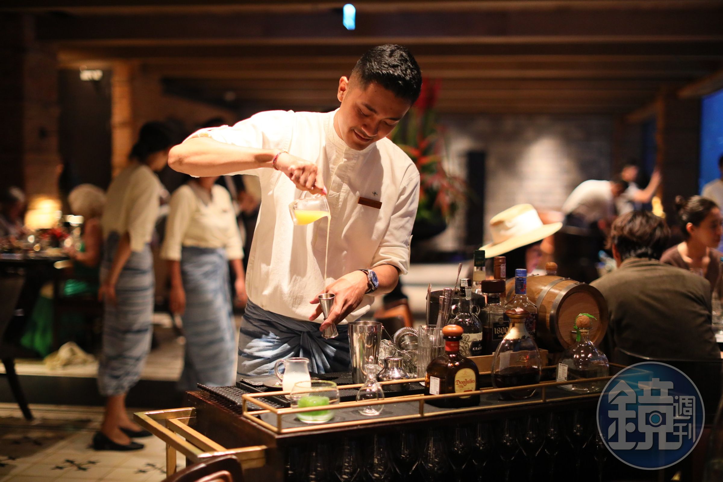若點飲料或調酒,調酒師會推車前來「桌邊服務」。
