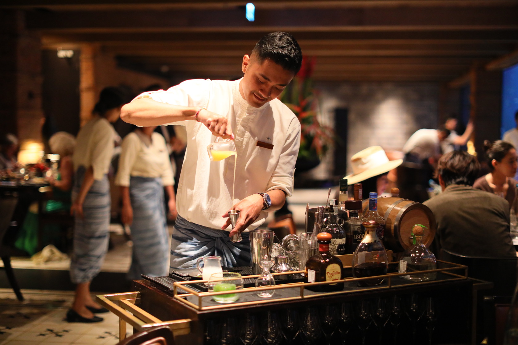 若點飲料或調酒，調酒師會推車前來「桌邊服務」。