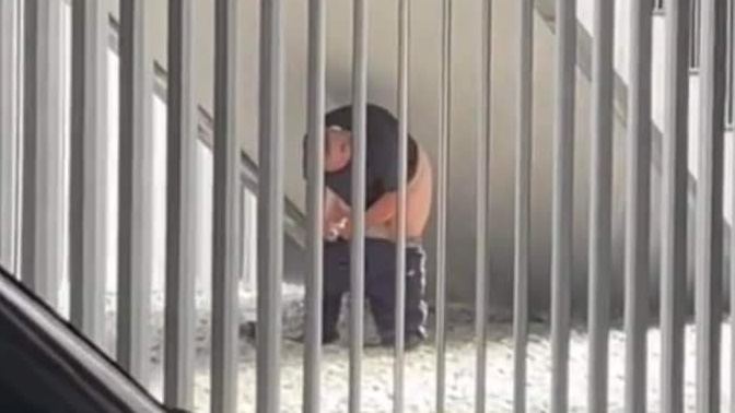 男子在南美館公共空間「方便」，引發熱議。（翻攝畫面）