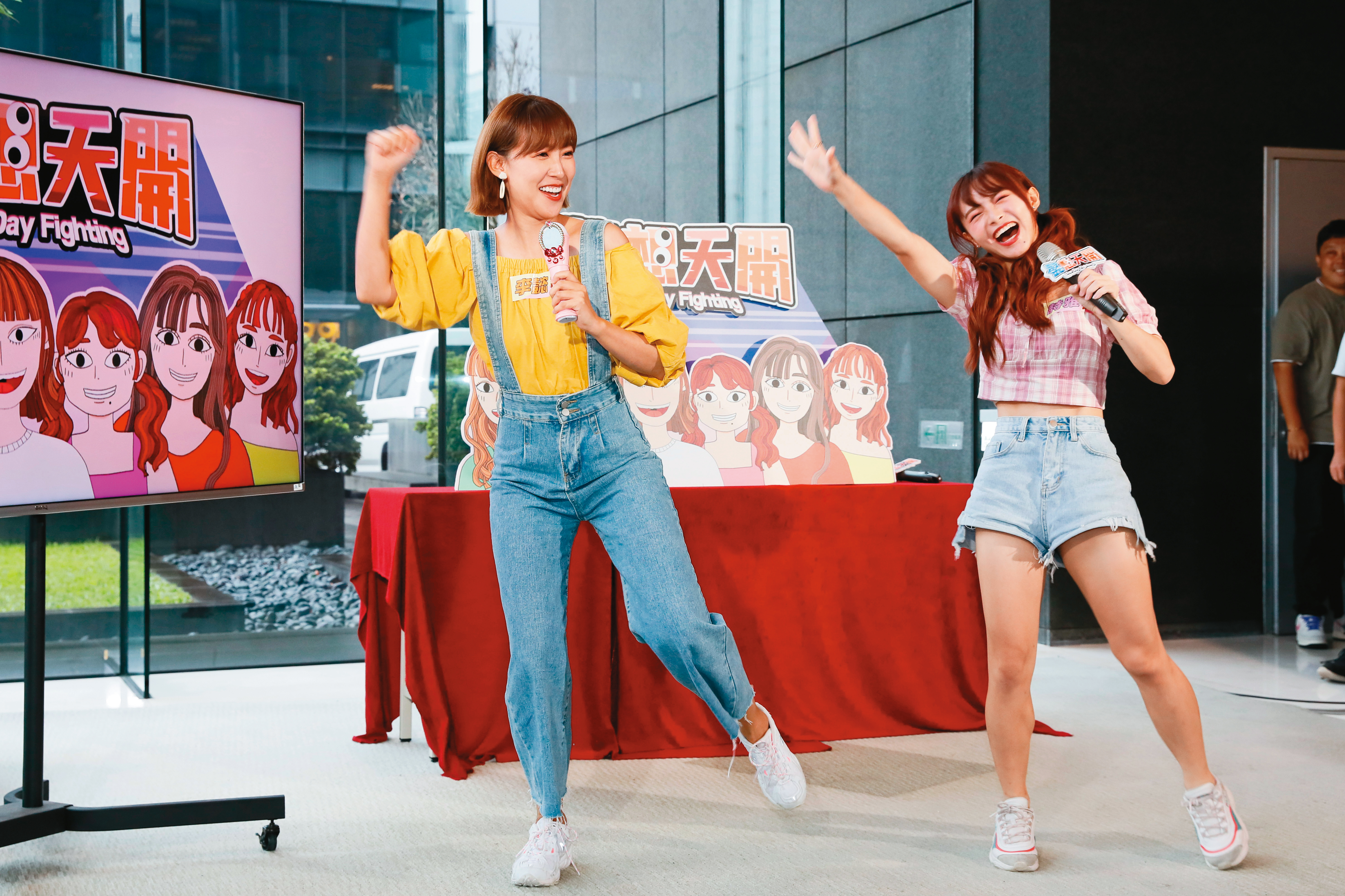 李懿(左)在生活中大膽愛冒險，遊艇、大客車、重機駕照通通有，在投資上卻相當謹慎。