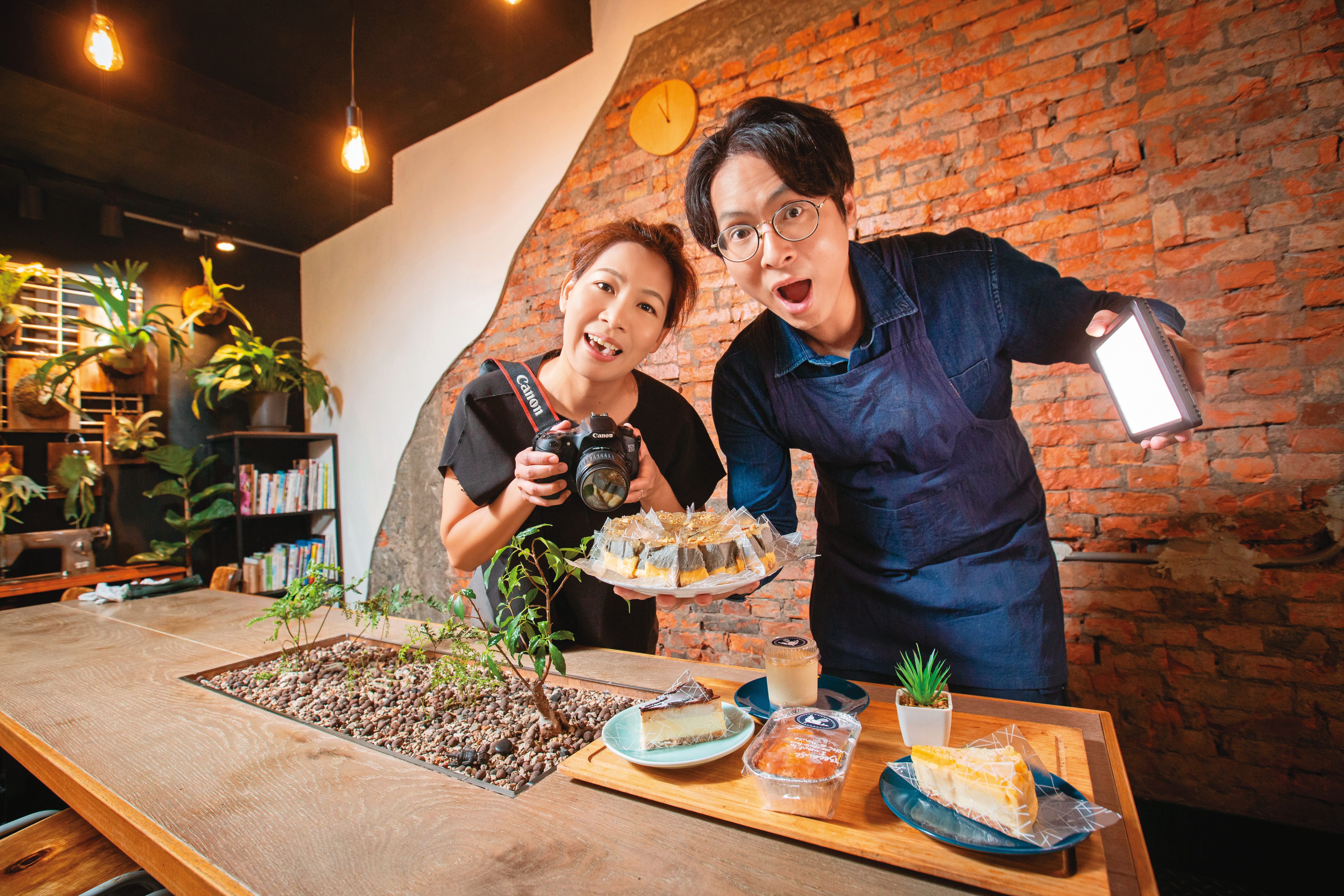 拿拿摳（右）與好友多多（左）曾在蛋糕店一起工作，五年前同步失業後，合作創業「給冷鴿手作甜點」。