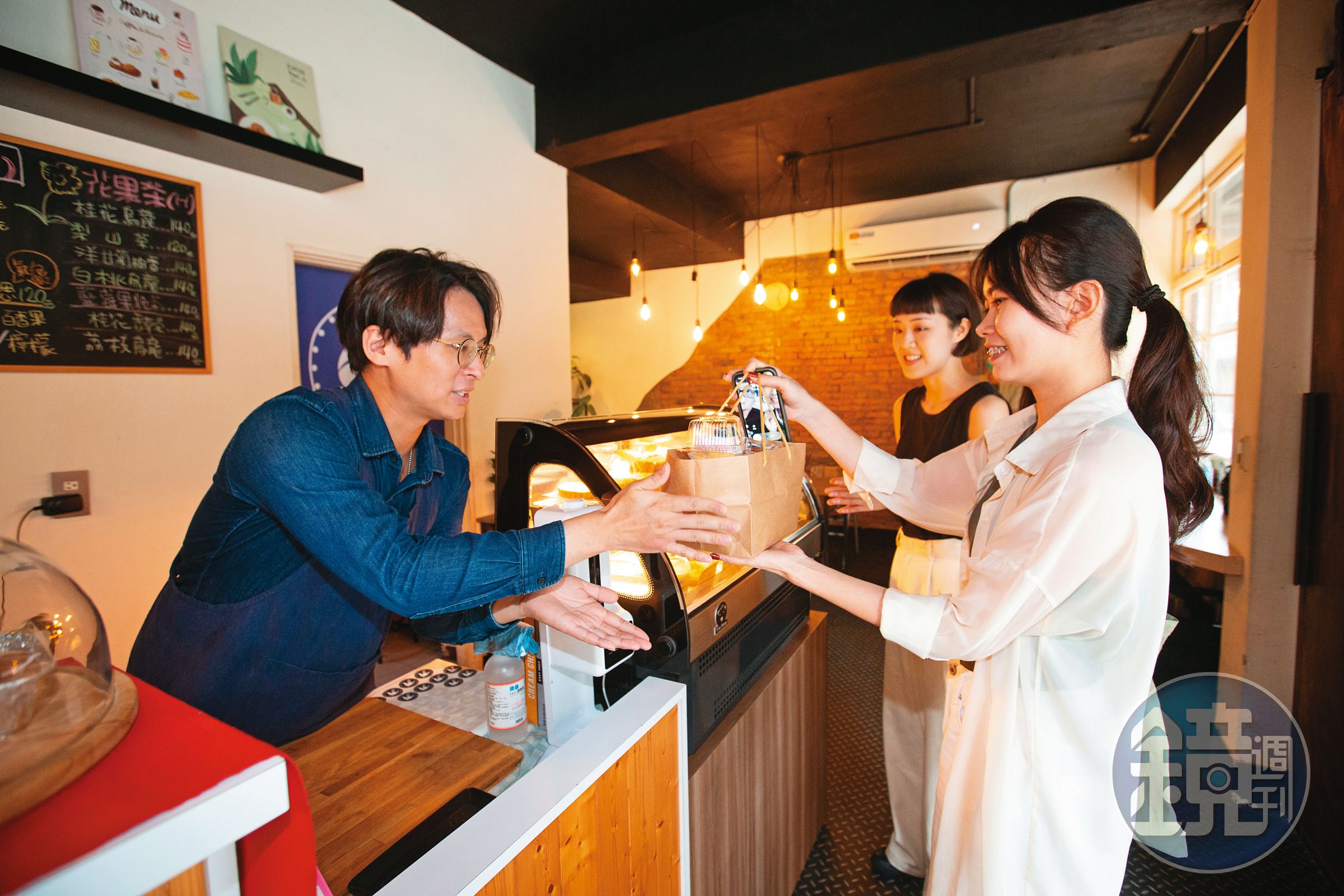 拿拿摳（左）經營YouTube「厭世甜點店」頻道4年，許多粉絲會特別前往給冷鴿手作甜點朝聖。