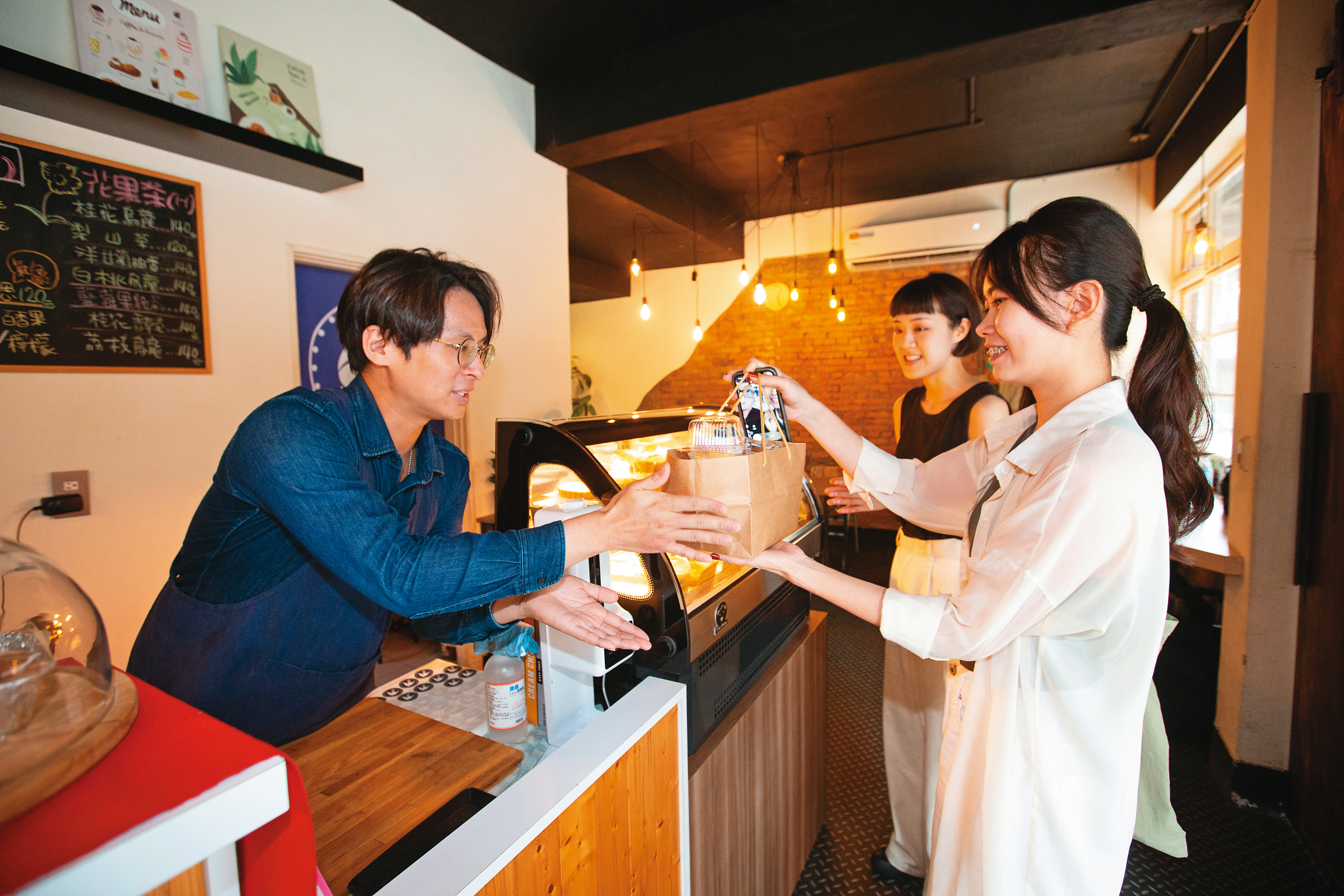 拿拿摳（左）經營YouTube「厭世甜點店」頻道4年，許多粉絲會特別前往給冷鴿手作甜點朝聖。