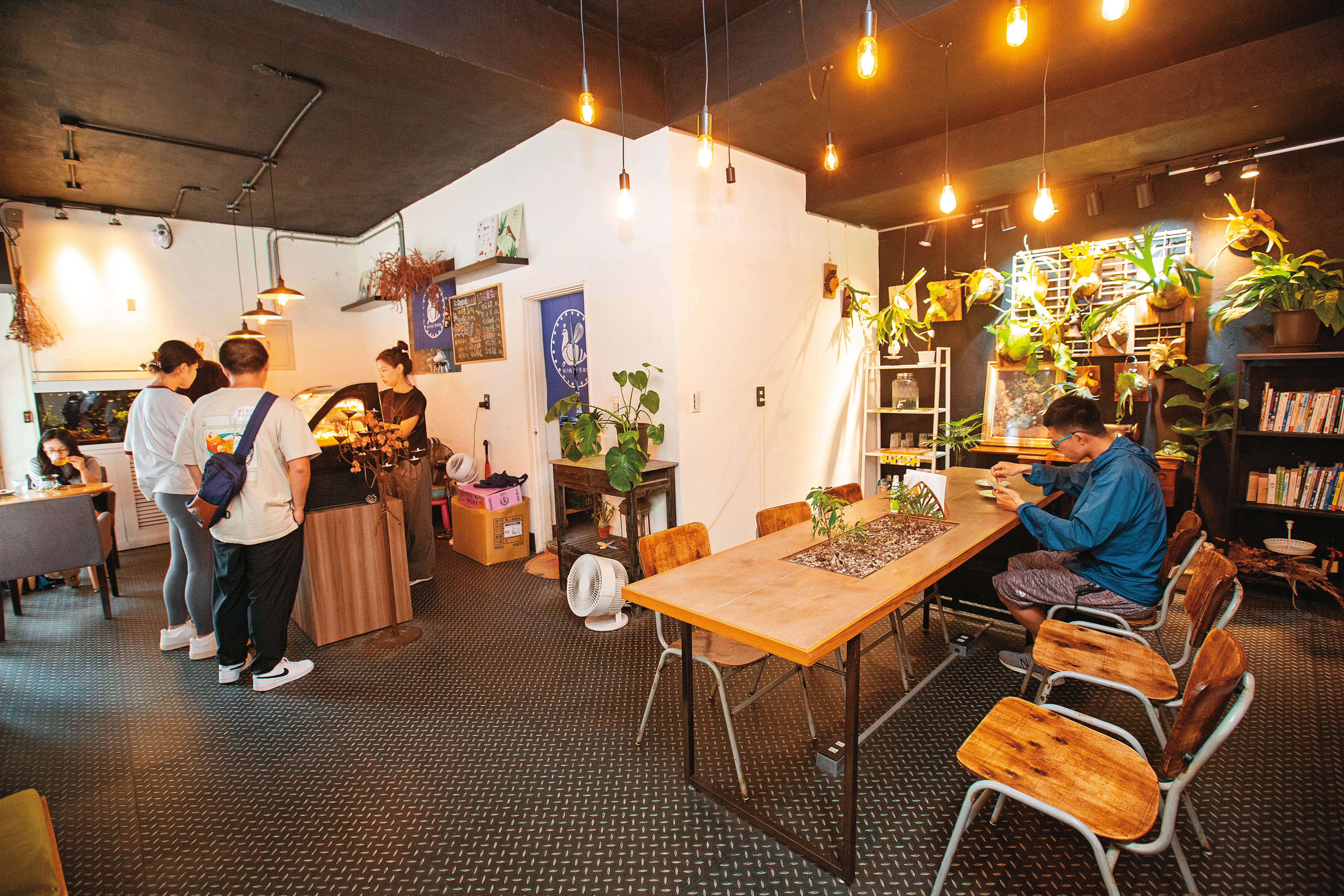 給冷鴿手作甜點店內裝潢簡單，除了生機盎然的植栽牆與書櫃，沒有過度複雜的裝飾。