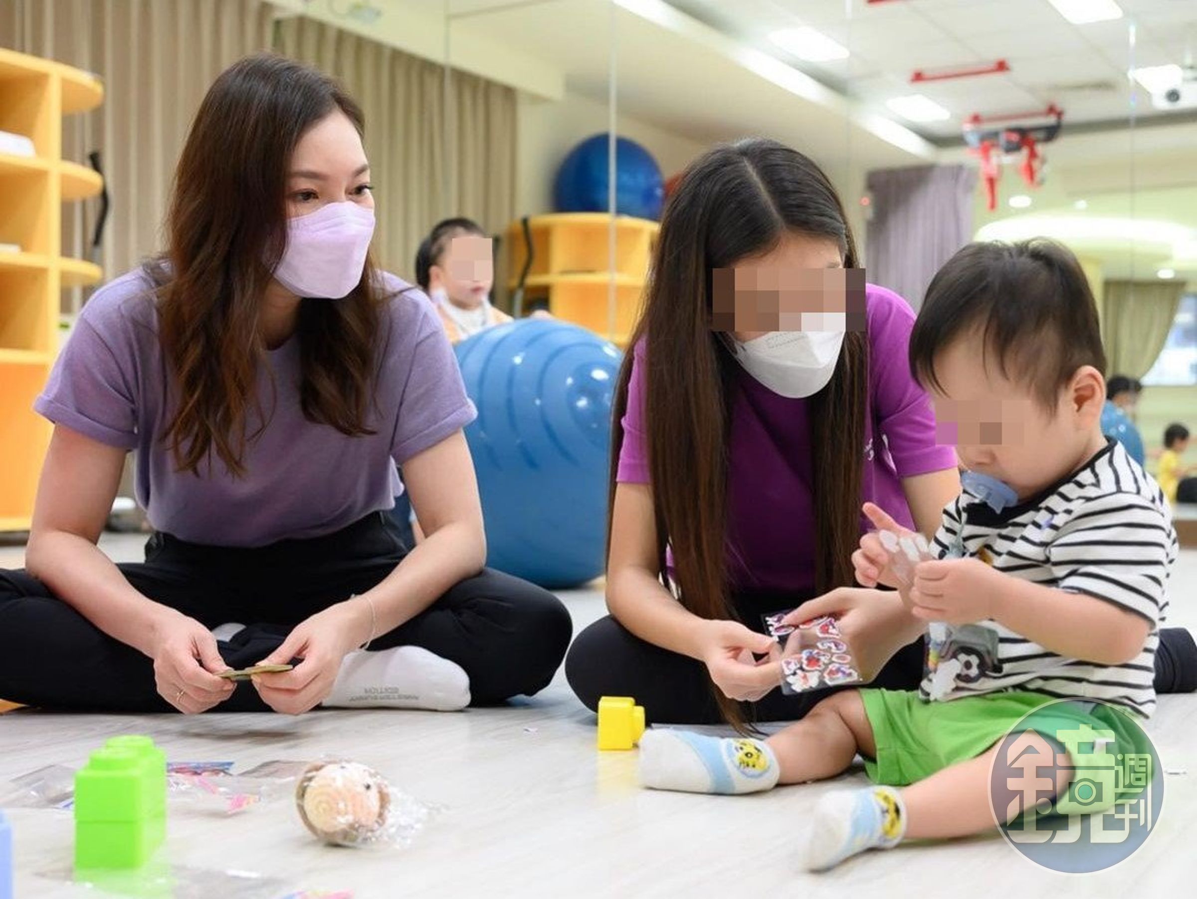 曾馨瑩（左起）帶著大女兒妞妞（中）到早產兒基金會做公益。（翻攝曾馨瑩IG）