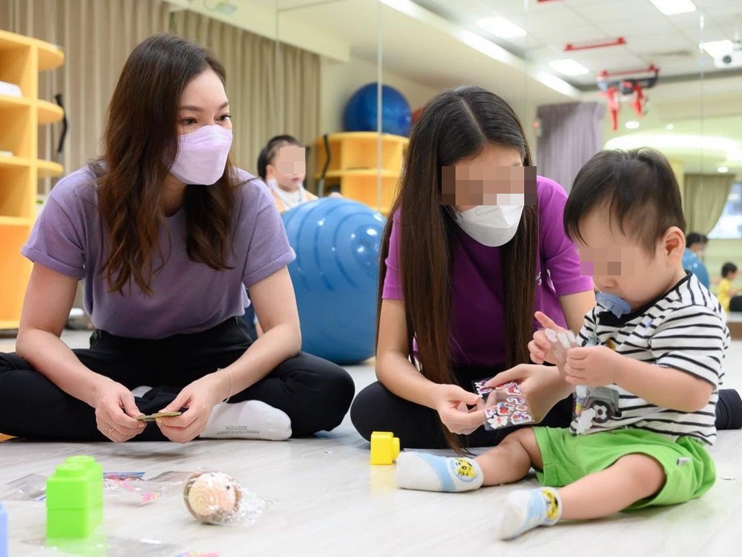 曾馨瑩（左起）帶著大女兒妞妞（中）到早產兒基金會做公益。（翻攝曾馨瑩IG）