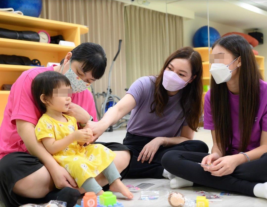 曾馨瑩（右二）與大女兒妞妞（右）一起到早產兒基金會。（翻攝曾馨瑩IG）