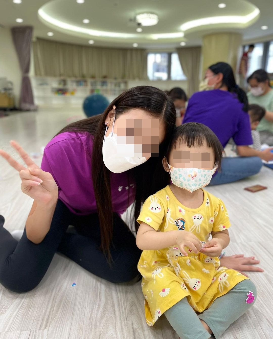 13歲的妞妞（左）加入媽媽行列，一同做公益。（翻攝曾馨瑩IG）