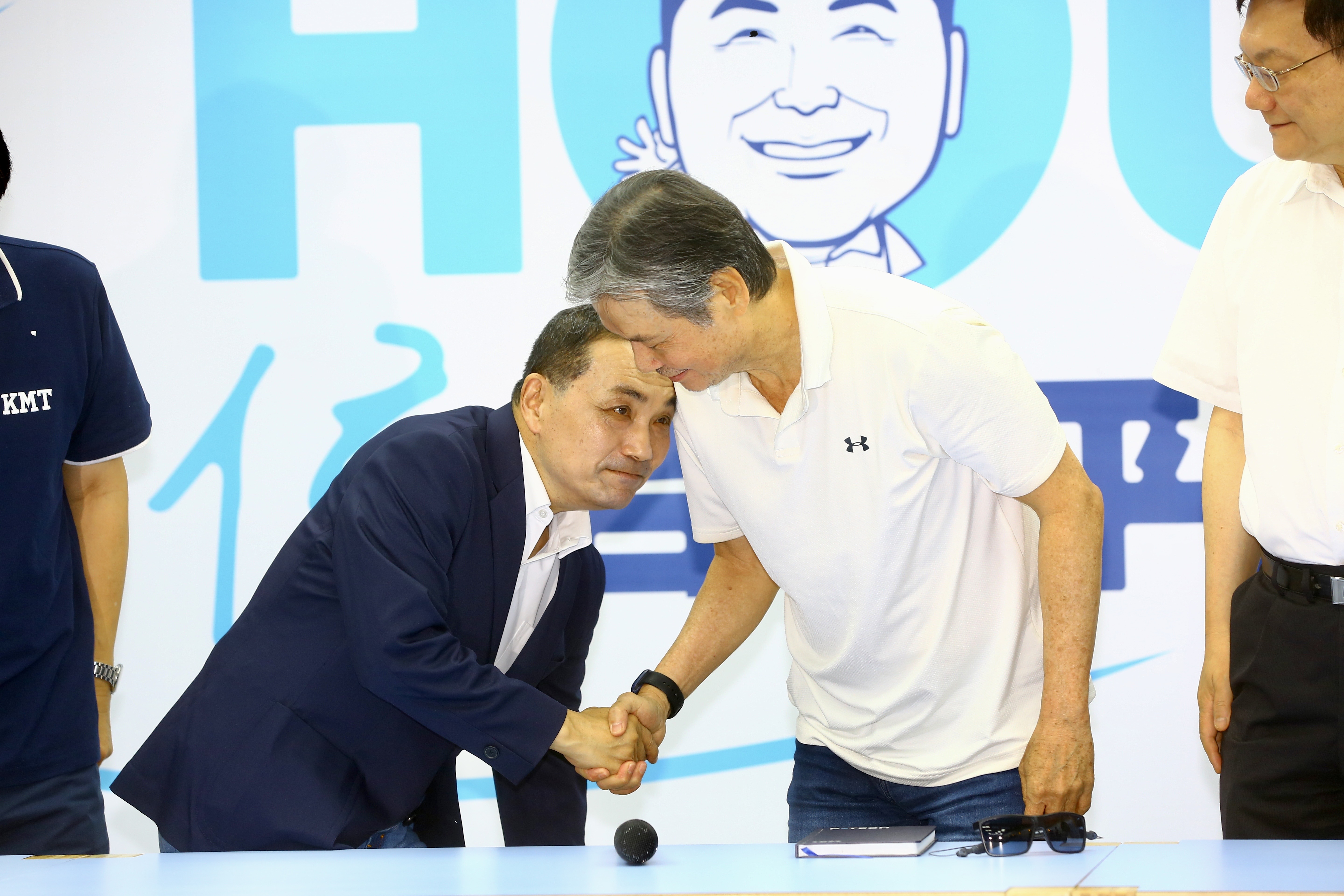 侯友宜（左）今召開記者會，宣布找來國安會前祕書長金溥聰（右）加入競選團隊。