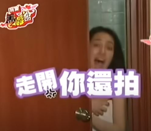 節目也拍下小薰剛洗完澡,只裹著一條浴巾的畫面。(翻攝,YouTube《我愛黑澀會》節目片段)