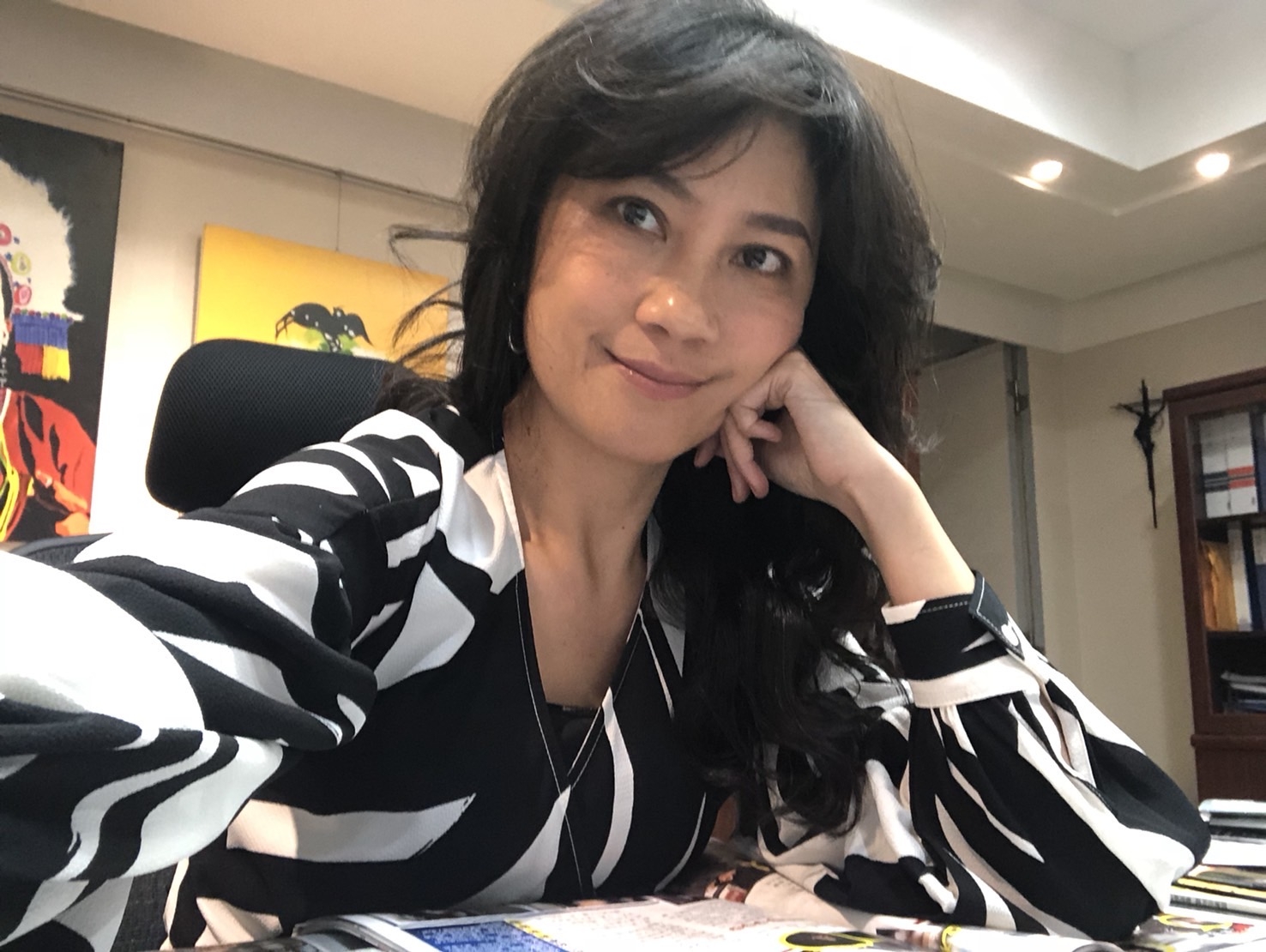 總統府發言人Kolas Yotaka（圖）遭爆與人夫隨扈李男不倫戀，李妻貼出陳情書公開向蔡英文、賴清德喊話，「請救救我和我的家人」。（翻攝自Kolas Yotaka臉書）