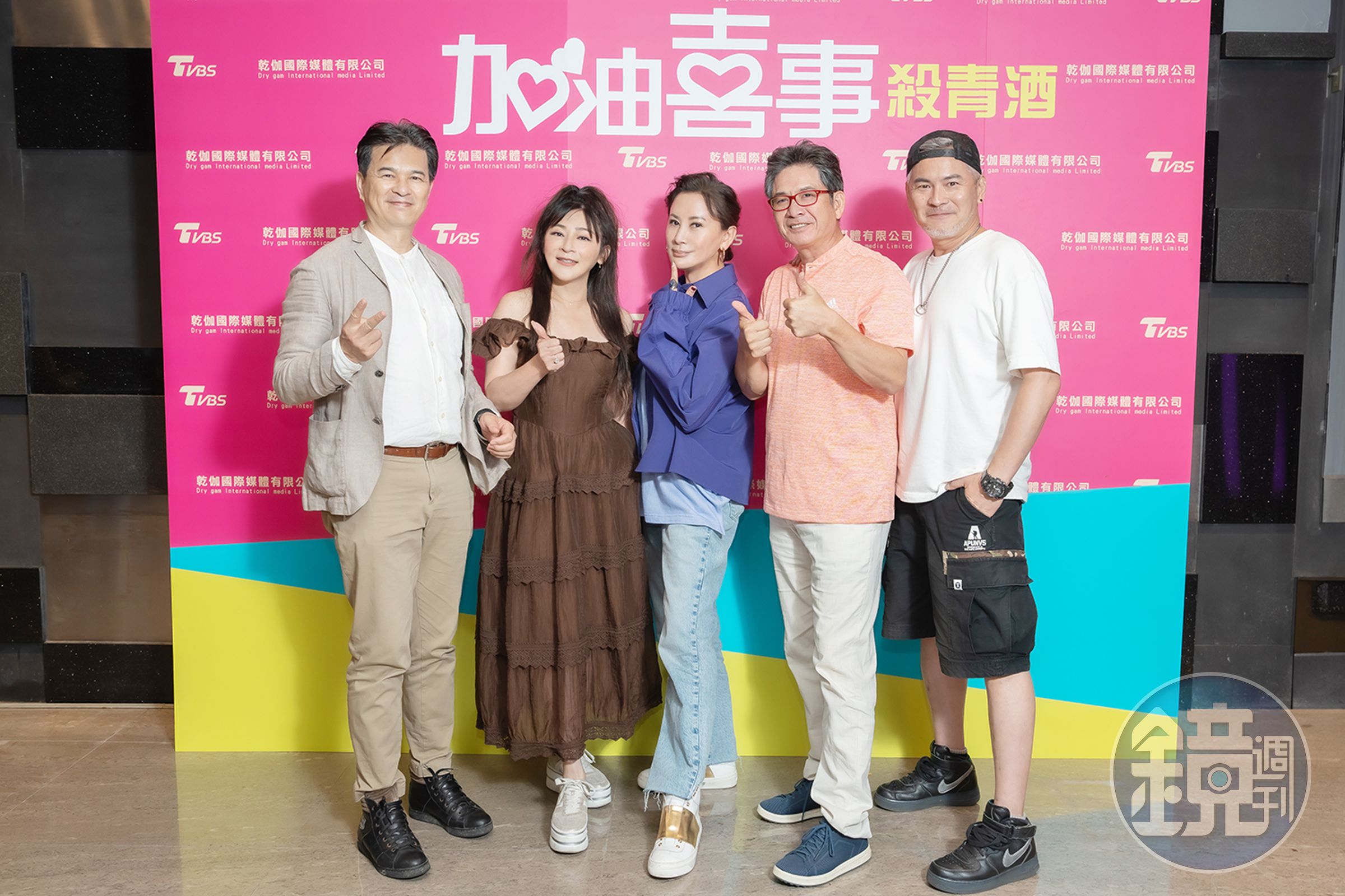李興文(左起)、王彩樺、陳亞蘭、洪都拉斯、馬國賢不捨殺青。(TVBS提供)