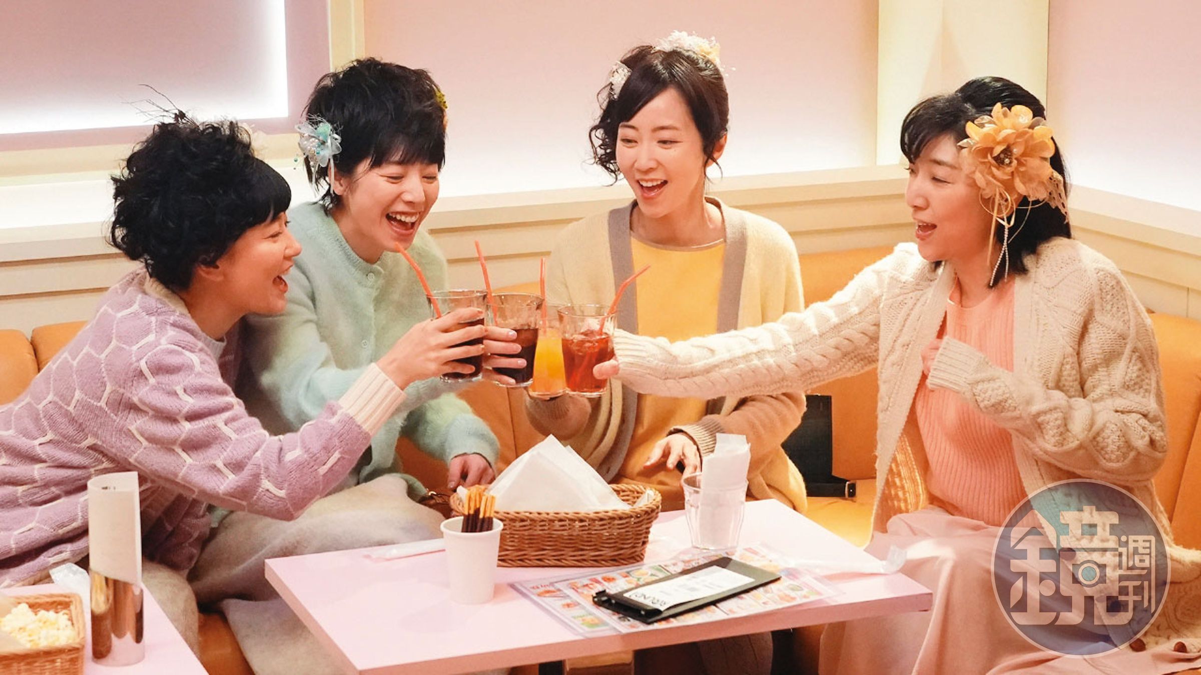 日劇《重啟人生》中，兒時玩伴到老也能共居互助是許多人的夢想，但現行法規下，無法定關係的伴侶反而無法照顧彼此。（翻攝《重啟人生》劇照）
