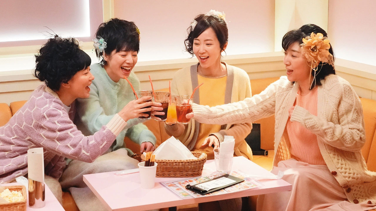 日劇《重啟人生》中，兒時玩伴到老也能共居互助是許多人的夢想，但現行法規下，無法定關係的伴侶反而無法照顧彼此。（翻攝《重啟人生》劇照）