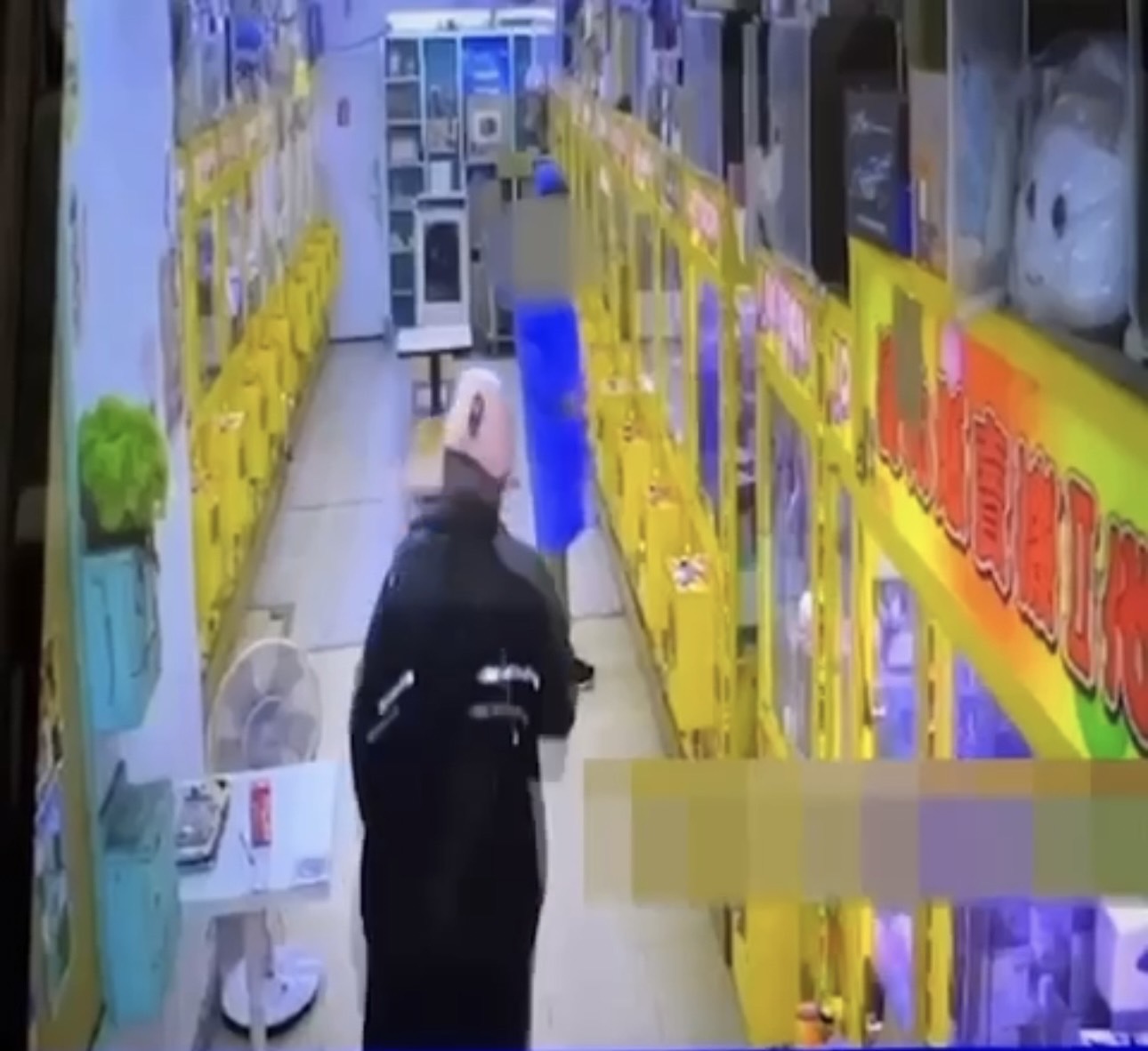 盧男與共犯3人穿雨衣破壞娃娃機店兌幣機，但因觸動警鈴竊盜未遂。（翻攝畫面）