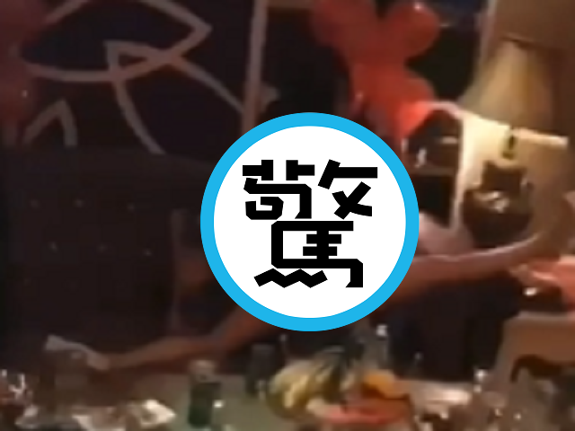 這年頭連酒店妹都難賺！身懷絕技一字馬「超自然震動」，高難度色誘讓人驚了。（翻自《51吃瓜網》）