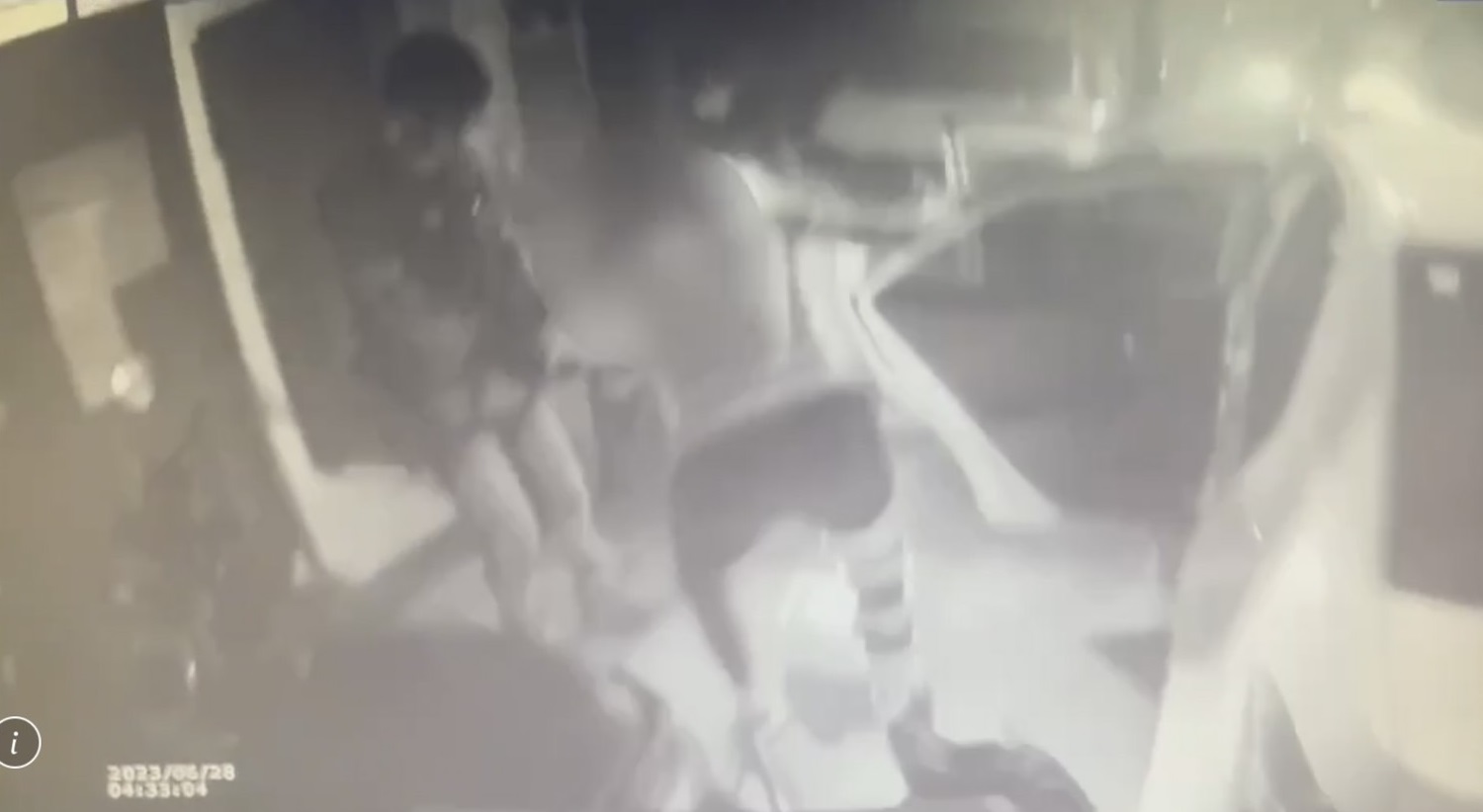 警方荷槍實彈喝令陳男下車，但他一度衝撞警方，遭警方開2槍赫止。（翻攝畫面）