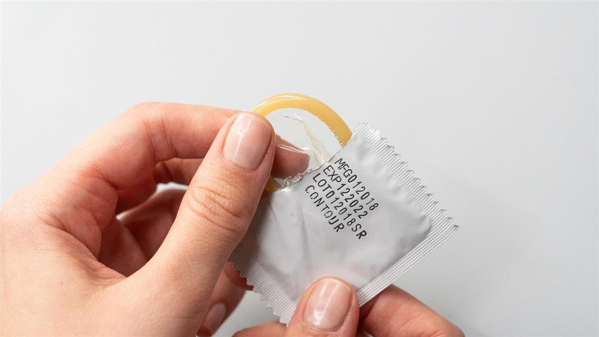 國外一名女網友琪莉（Keely）自爆小時候把父母的保險套戳洞，之後母親就意外懷孕。示意圖。（翻攝自UNSPLASH）