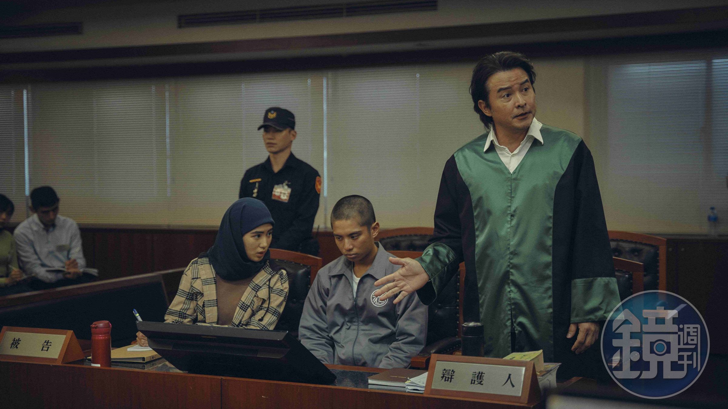李銘順(右)飾演的公設辯護人與雷嘉汭(左)飾演的翻譯,為張耀(中)飾演的嫌犯辯護。 (鏡文學提供)