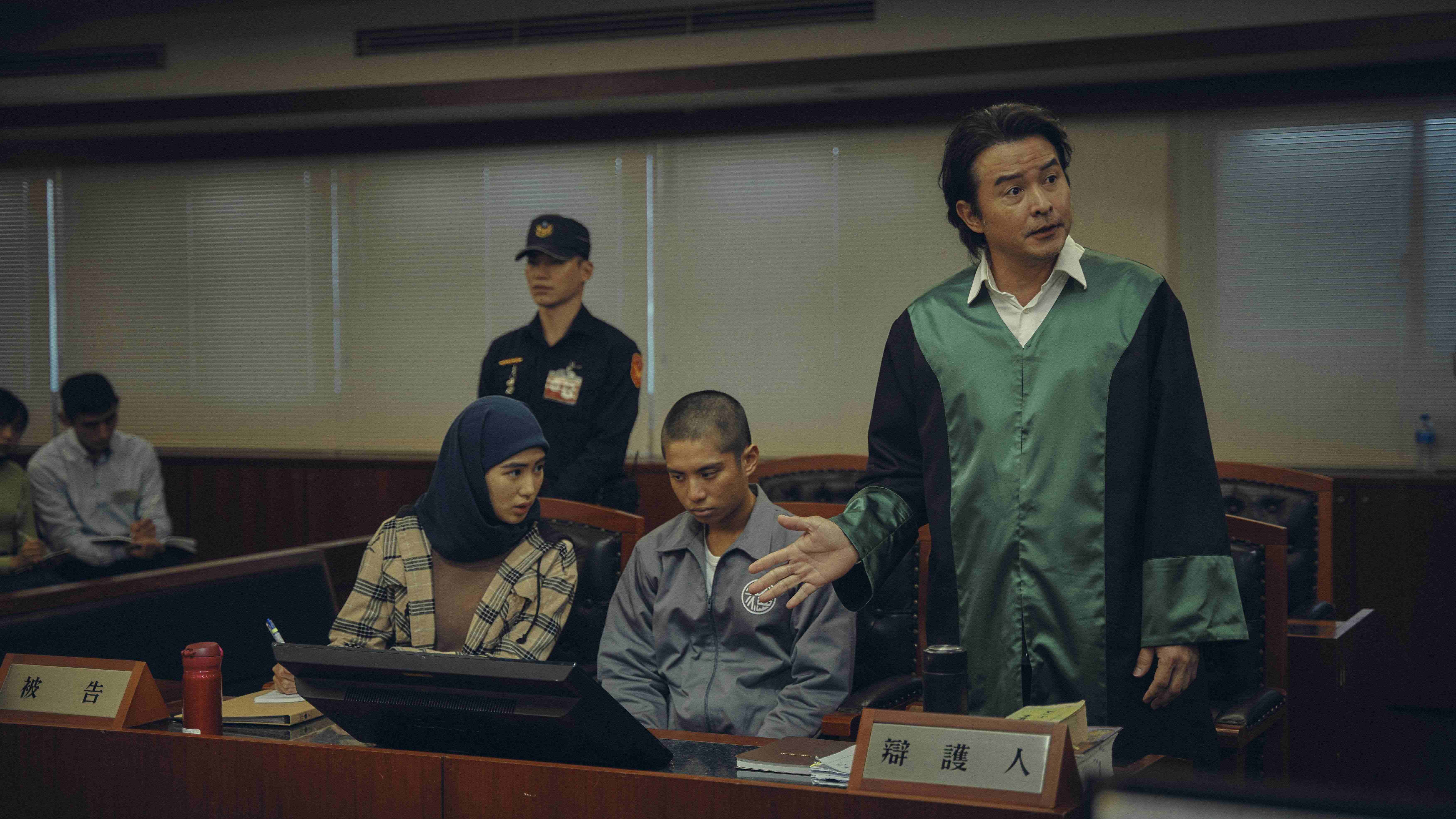 李銘順（右）飾演的公設辯護人與雷嘉汭（左）飾演的翻譯，為張耀（中）飾演的嫌犯辯護。 （鏡文學提供）