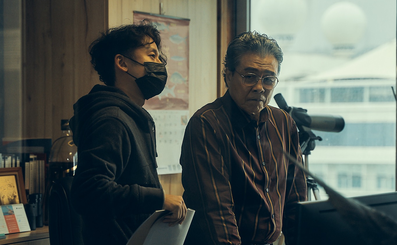 編導唐福睿（左）與飾演漁業大亨的楊烈。（鏡文學提供）