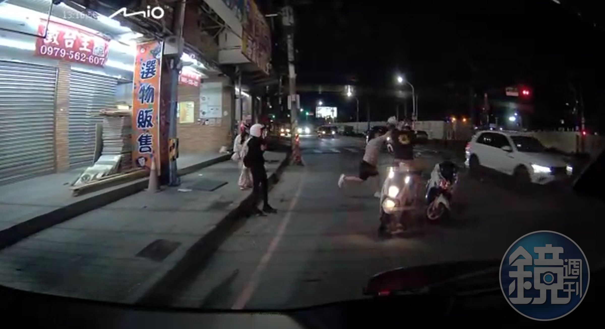 楊男不滿倪男詢問「你怎麼把到的?」2人在路邊引發衝突,但被警方請回警局後又有說有笑。(翻攝自影片)