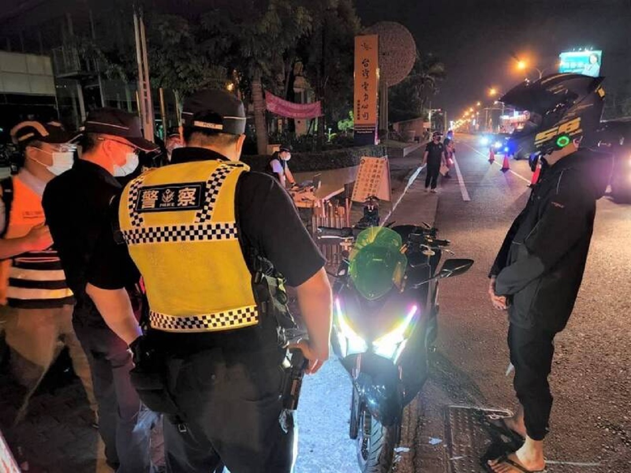 暑假期間是青少年飆車的高峰期，屏東警方將加強取締。（翻攝畫面）