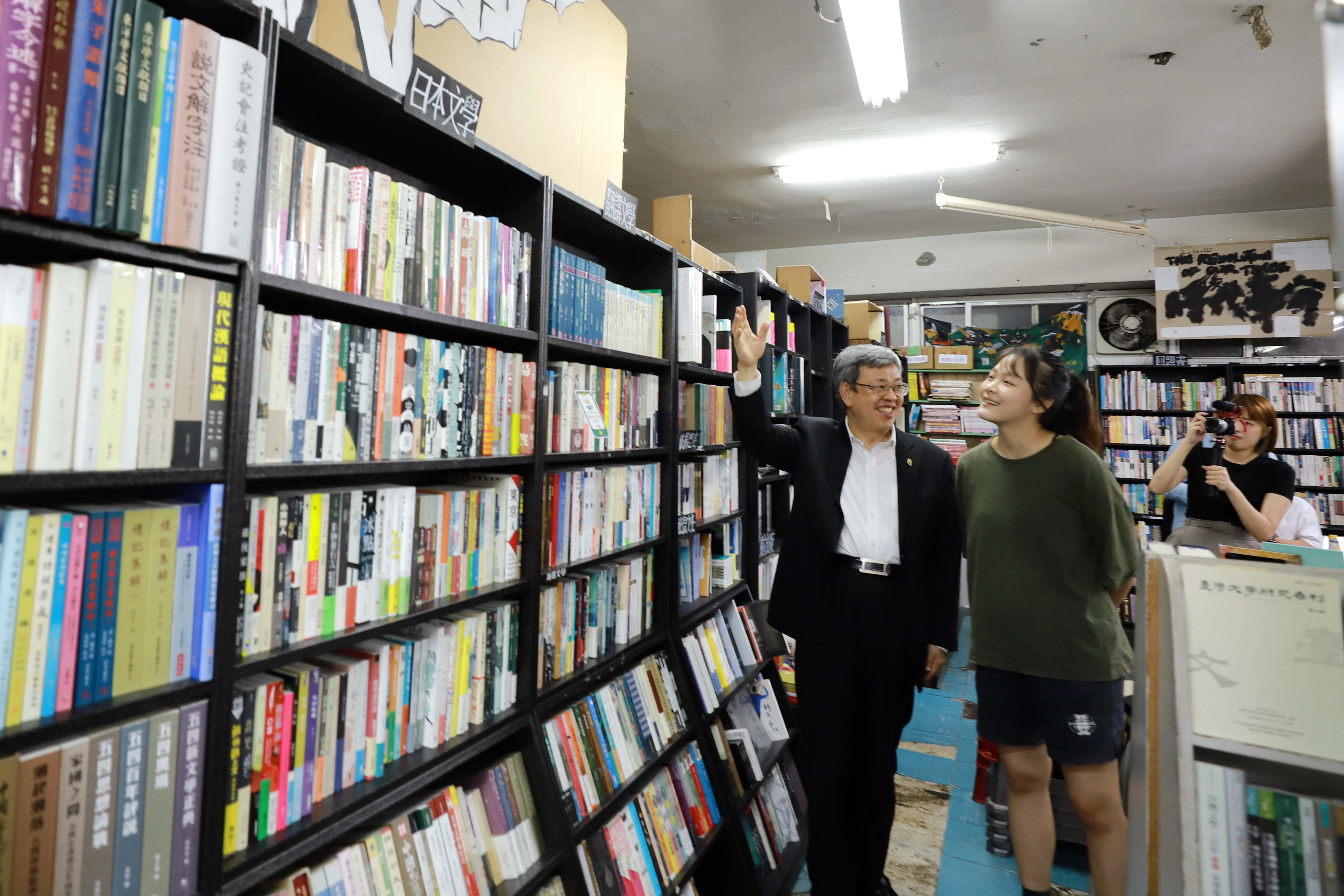 行政院長陳健仁（左）與YouTuber李怡蓁拍攝影片邀請青年使用文化成年禮金。 （文化部提供）