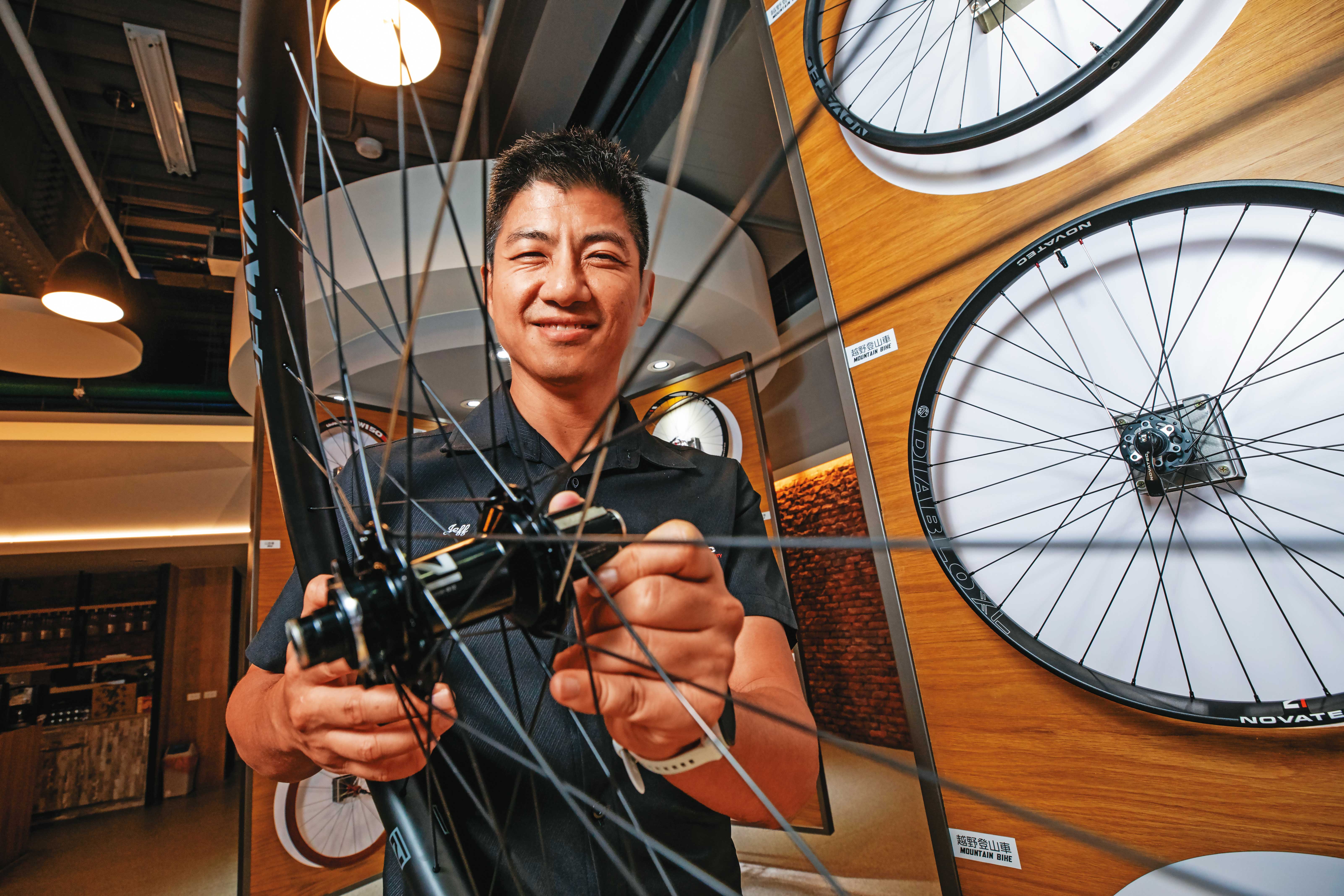 久裕興總經理陳松君接班後，積極提升自有品牌花鼓市占率，如今已是業界龍頭。