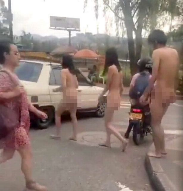 2女1男全身赤裸走在大街上。（翻自《每日星報》）