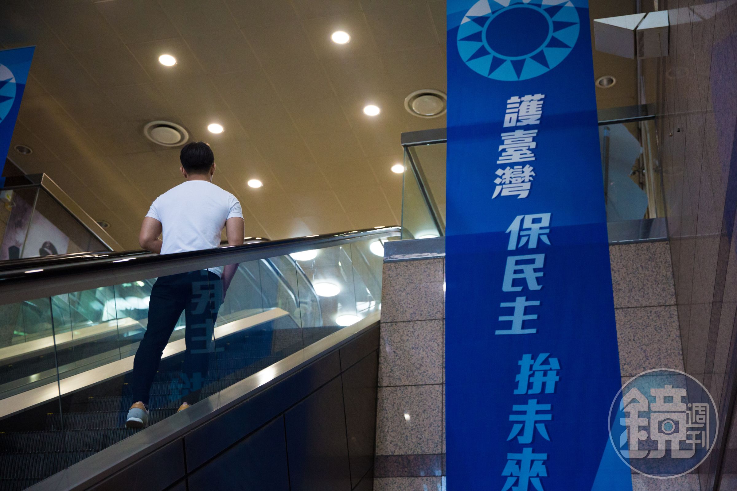 有記者指控國民黨立委鄭正鈐摳手心性騷,記者不滿黨中央處理方式,將向立法院提出申訴。(示意圖非當事人,本刊資料照)