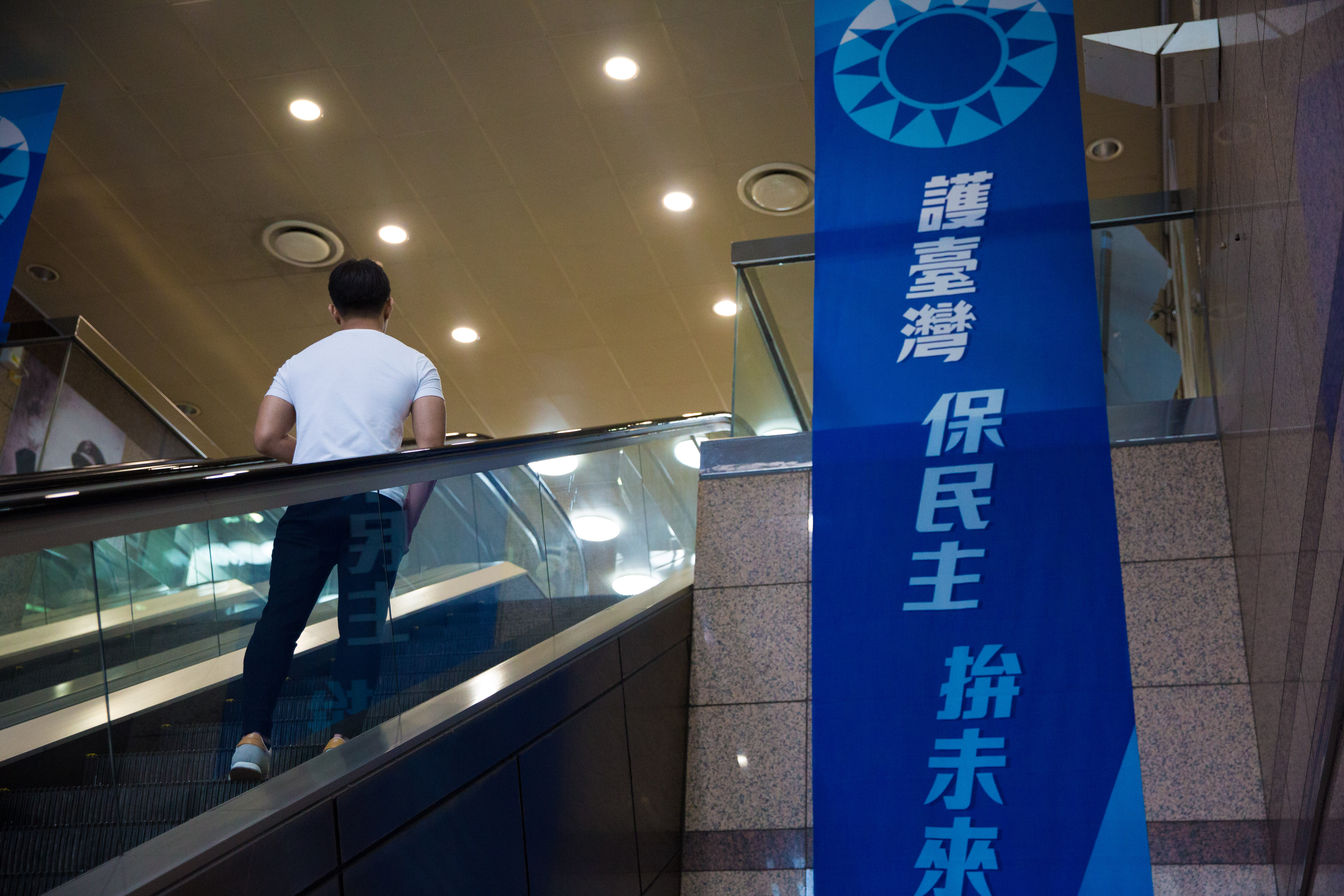 有記者指控國民黨立委鄭正鈐摳手心性騷，記者不滿黨中央處理方式，將向立法院提出申訴。（示意圖非當事人，本刊資料照）