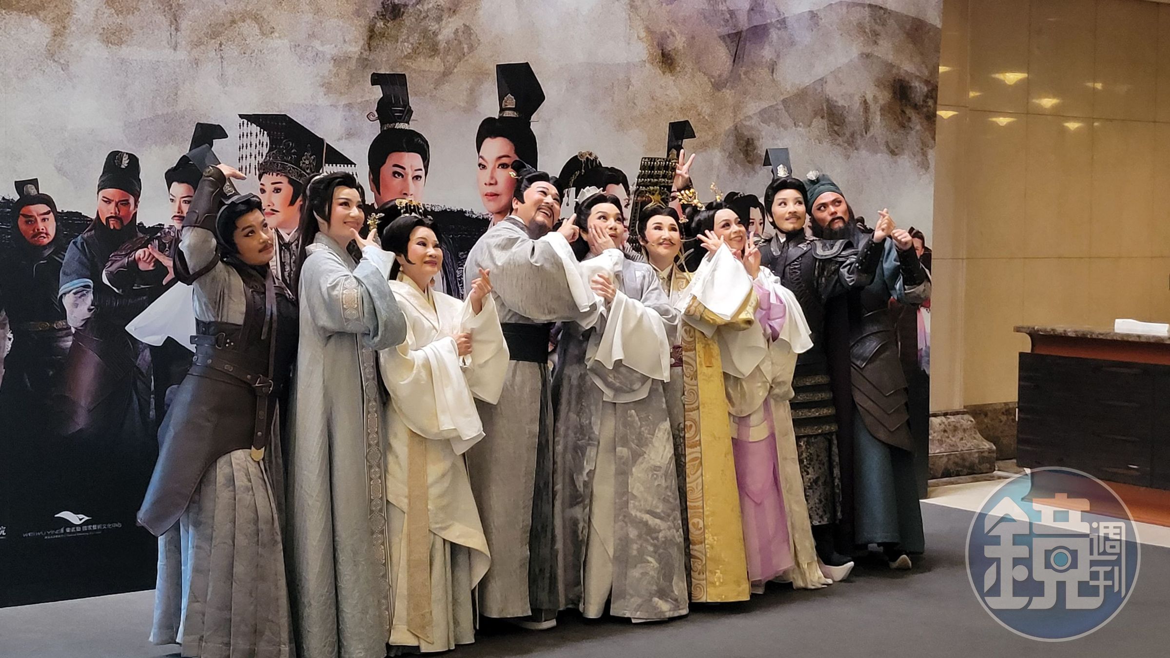 《臥龍：永遠的彼日》主演群一起比可愛動作拍照，現場笑聲不斷。