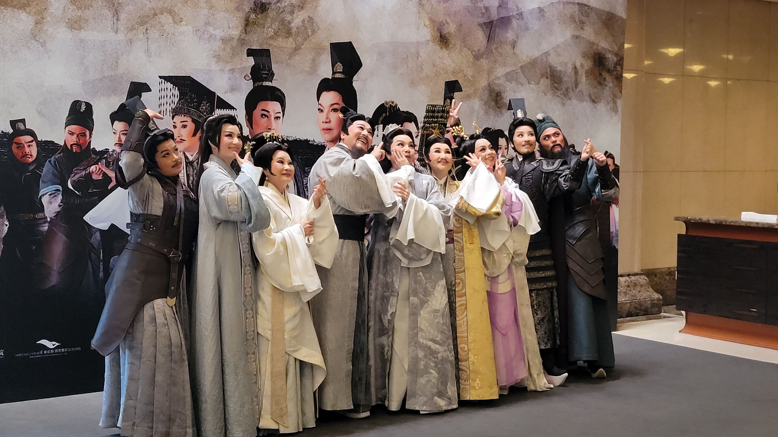 《臥龍：永遠的彼日》主演群一起比可愛動作拍照，現場笑聲不斷。